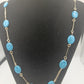 Langes Collier mit türkisfarbenen Steinen und goldfarbenen Gliedern