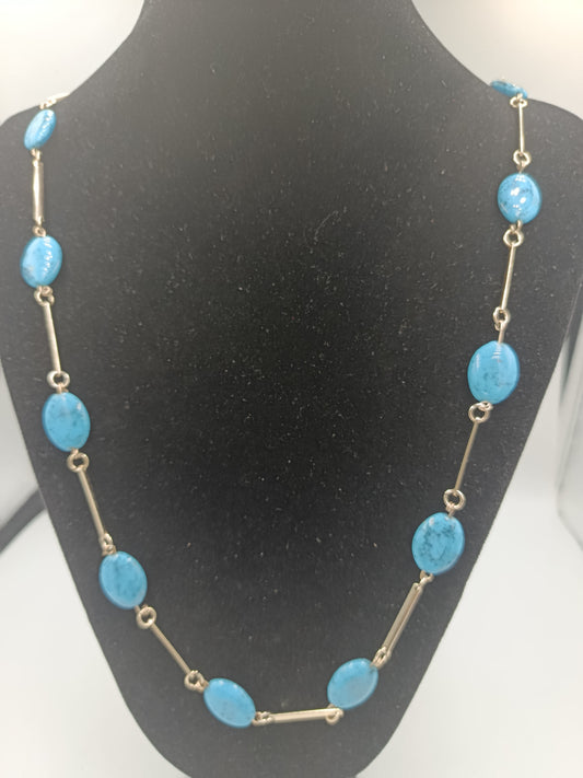 Langes Collier mit türkisfarbenen Steinen und goldfarbenen Gliedern