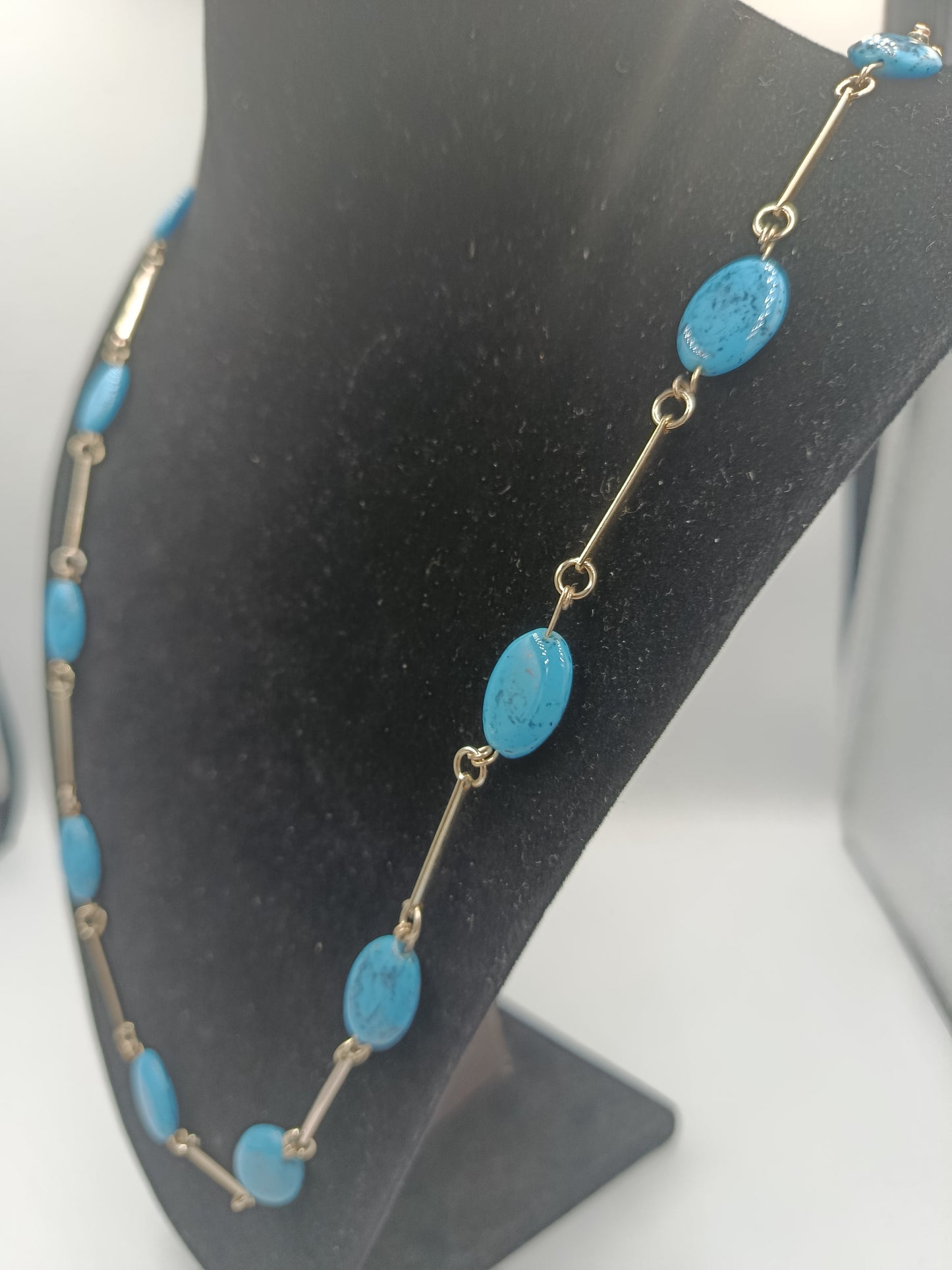 Langes Collier mit türkisfarbenen Steinen und goldfarbenen Gliedern