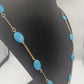 Langes Collier mit türkisfarbenen Steinen und goldfarbenen Gliedern