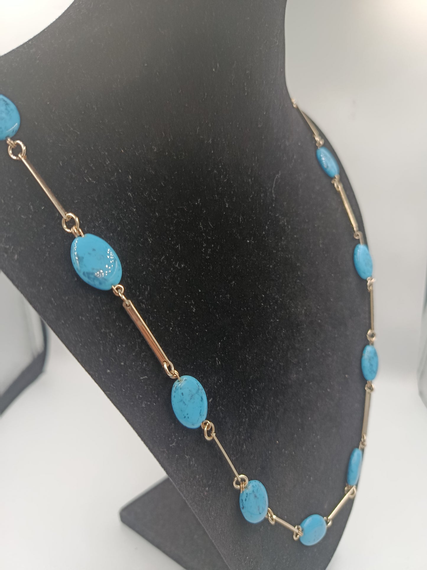 Langes Collier mit türkisfarbenen Steinen und goldfarbenen Gliedern