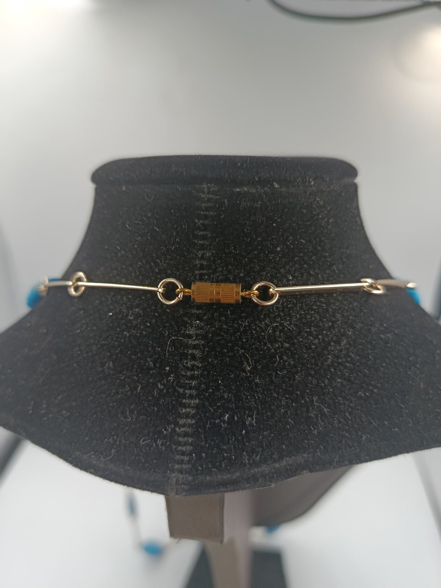 Langes Collier mit türkisfarbenen Steinen und goldfarbenen Gliedern