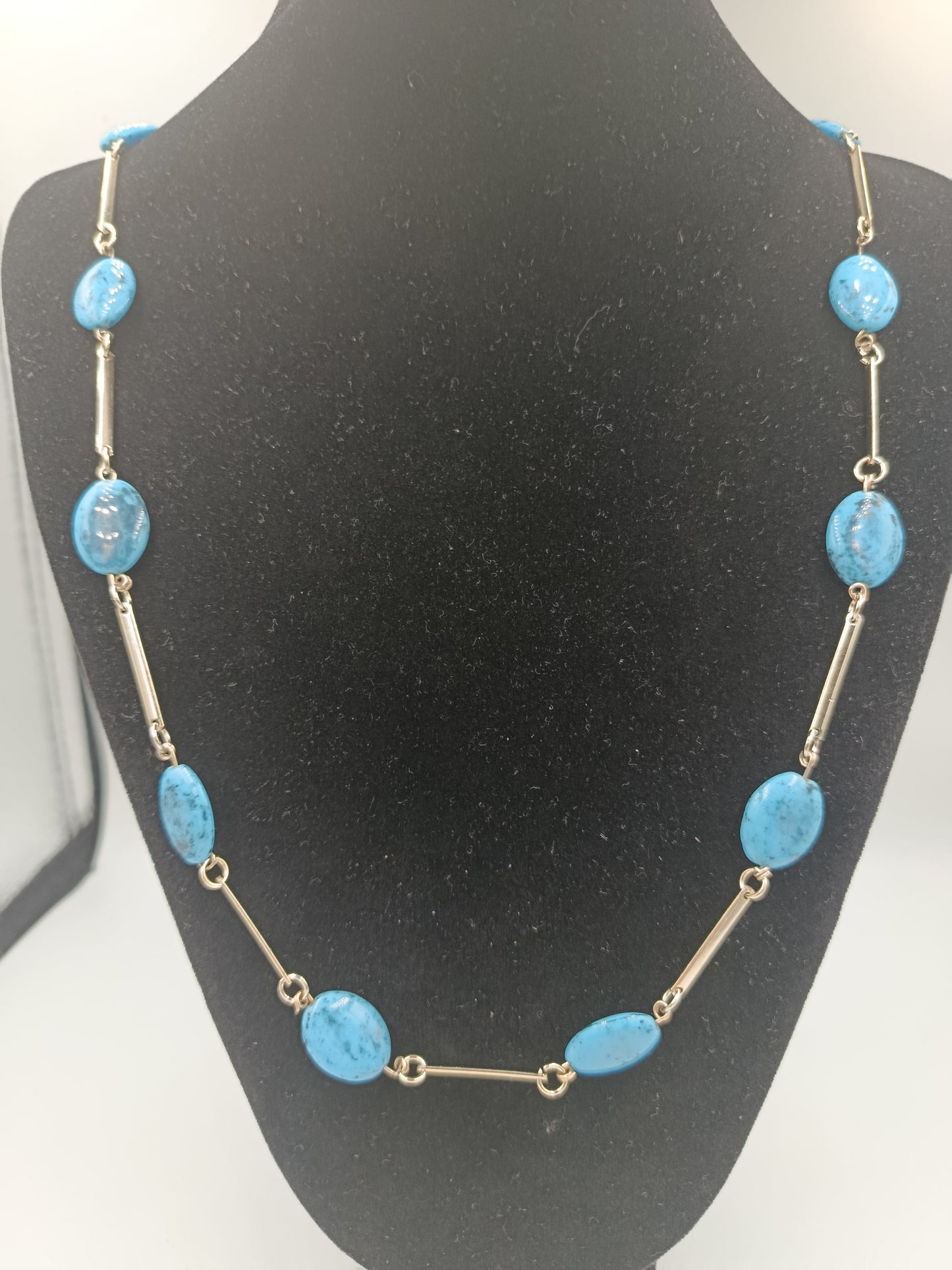 Langes Collier mit türkisfarbenen Steinen und goldfarbenen Gliedern