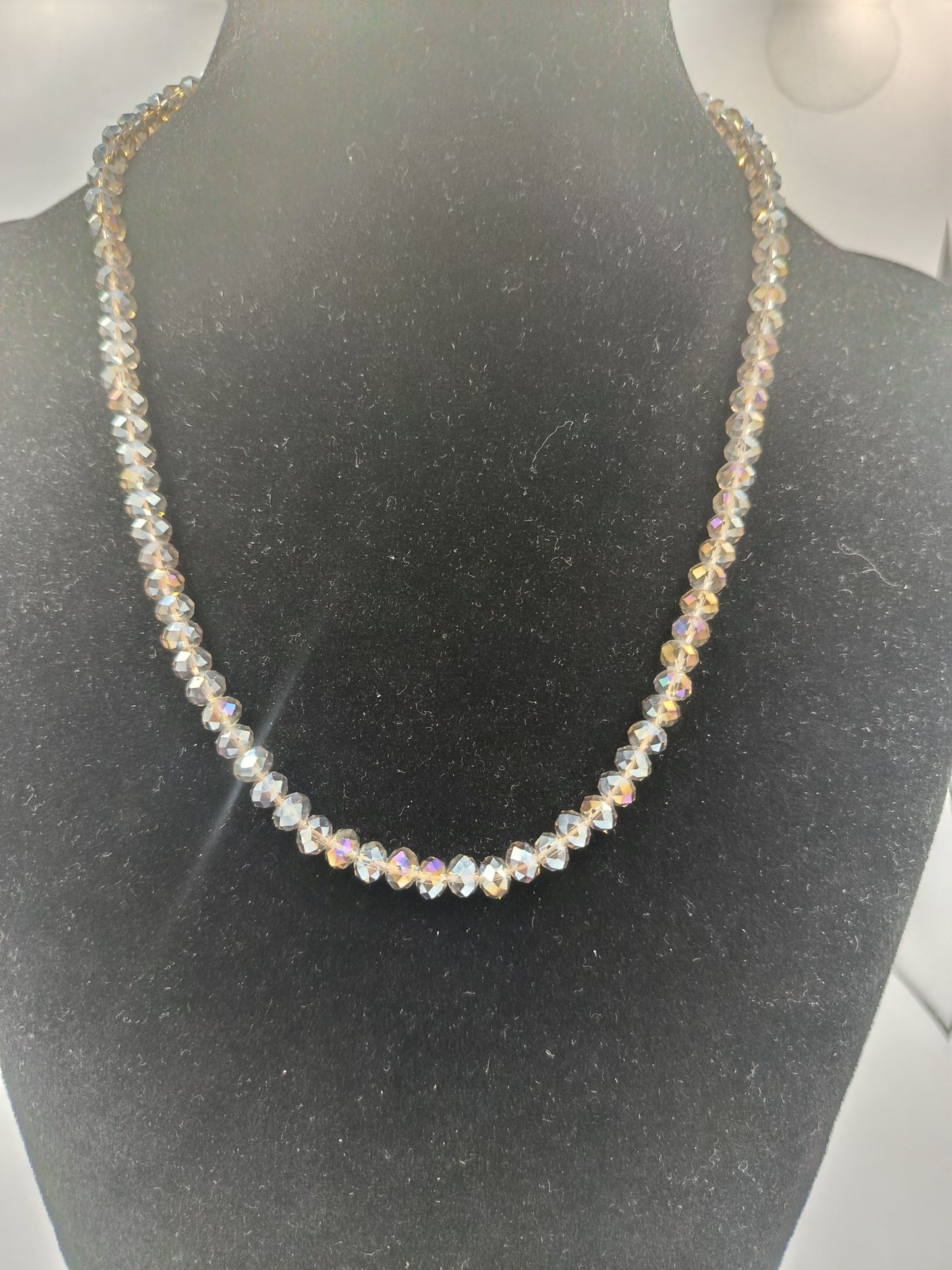 Funkelndes Collier aus facettierten Glasperlen