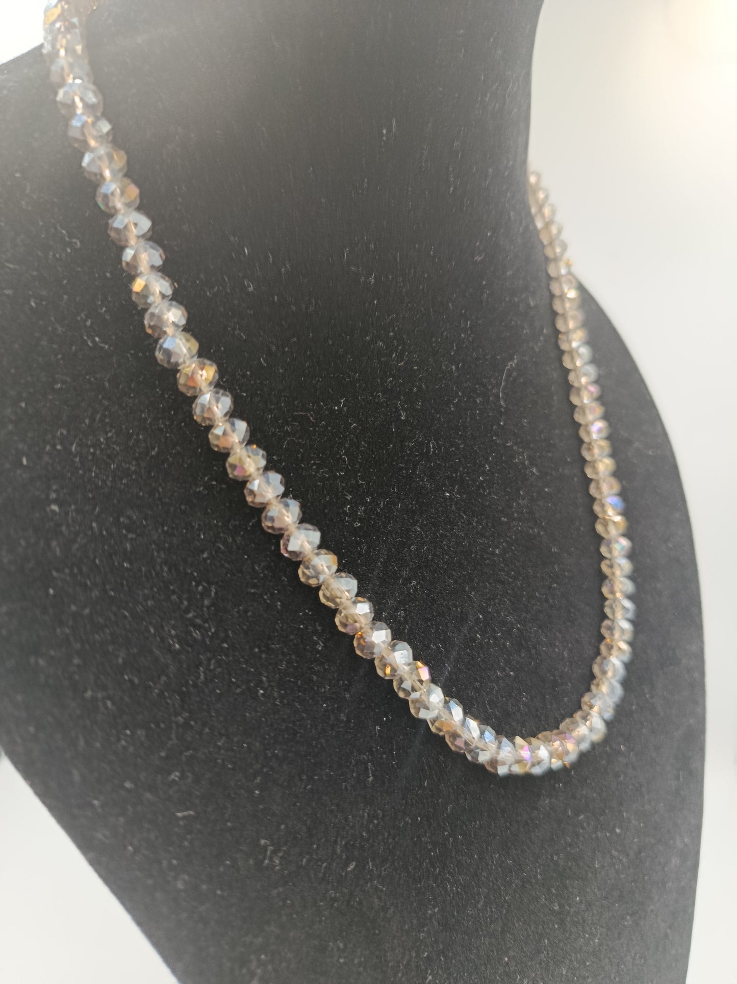 Funkelndes Collier aus facettierten Glasperlen