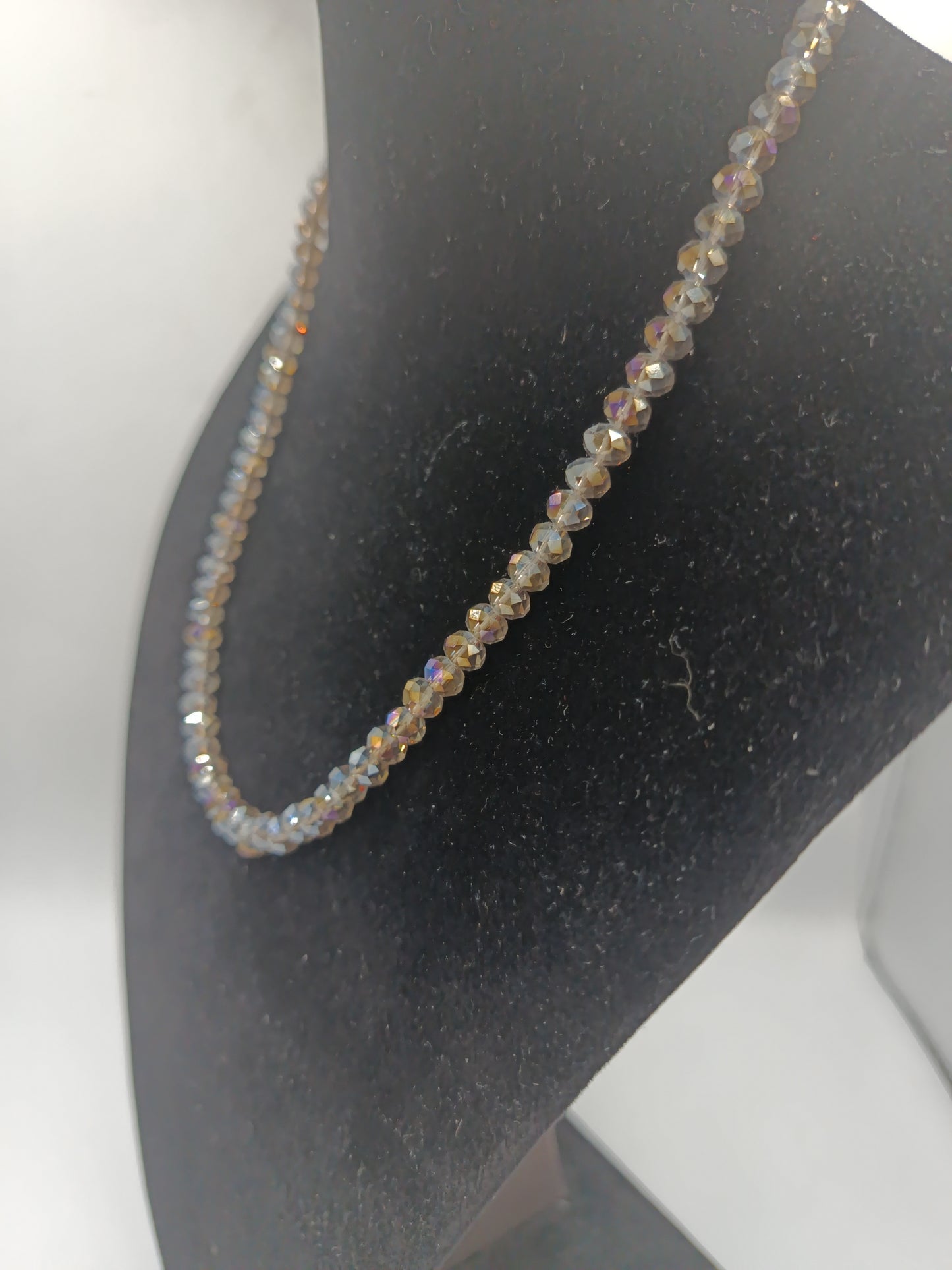 Funkelndes Collier aus facettierten Glasperlen