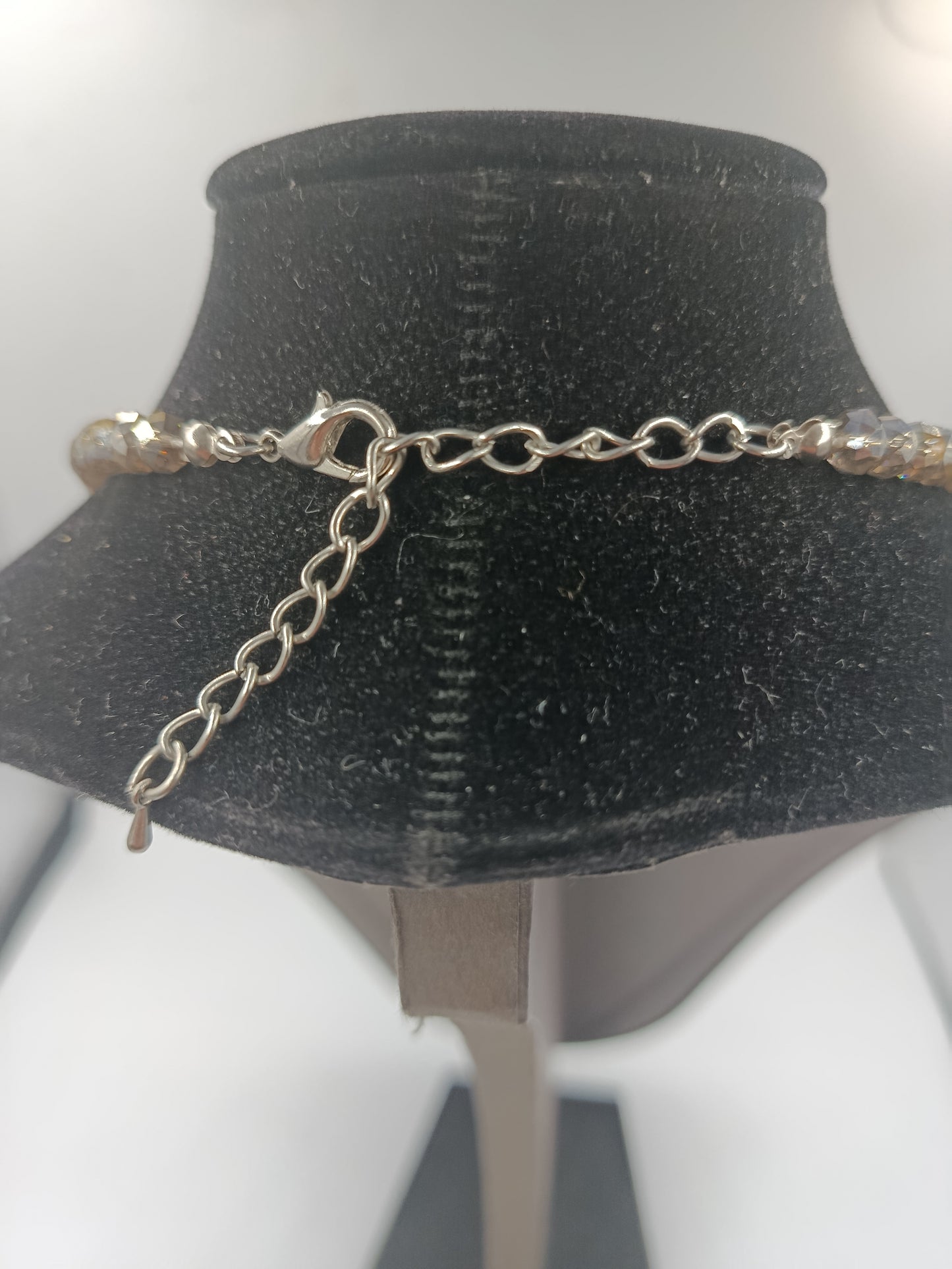 Funkelndes Collier aus facettierten Glasperlen