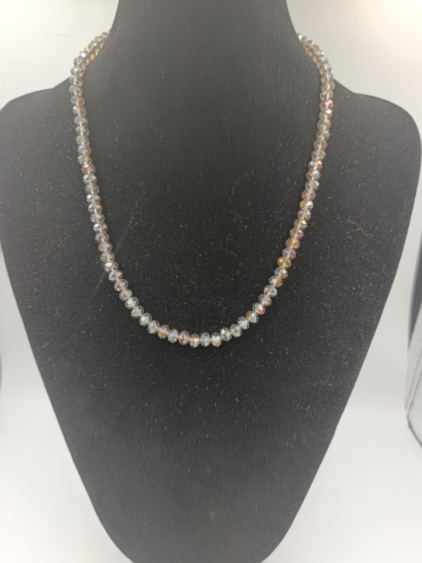 Funkelndes Collier aus facettierten Glasperlen