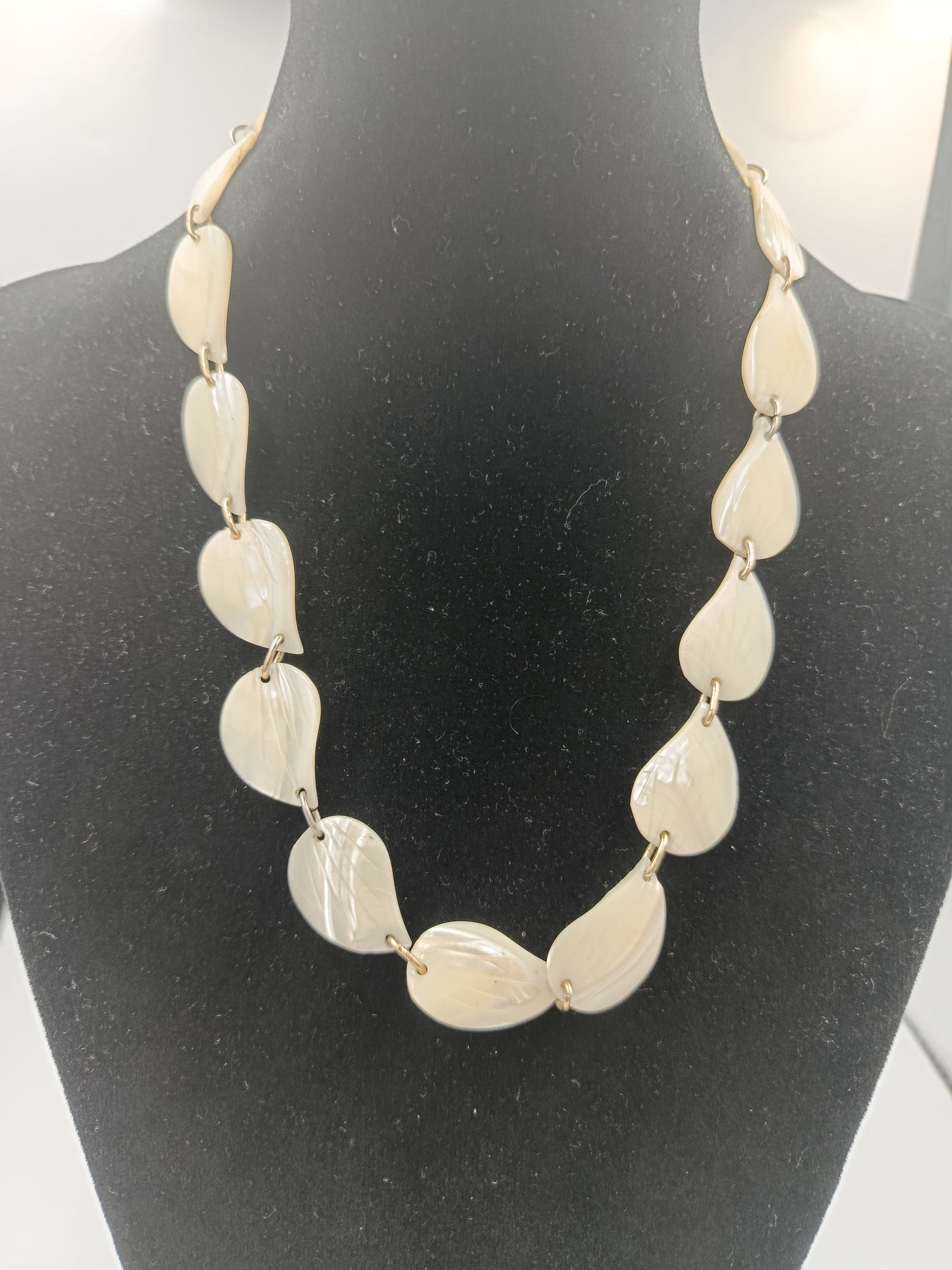 Collier aus Muschelschalen mit goldfarbenem Verschluss