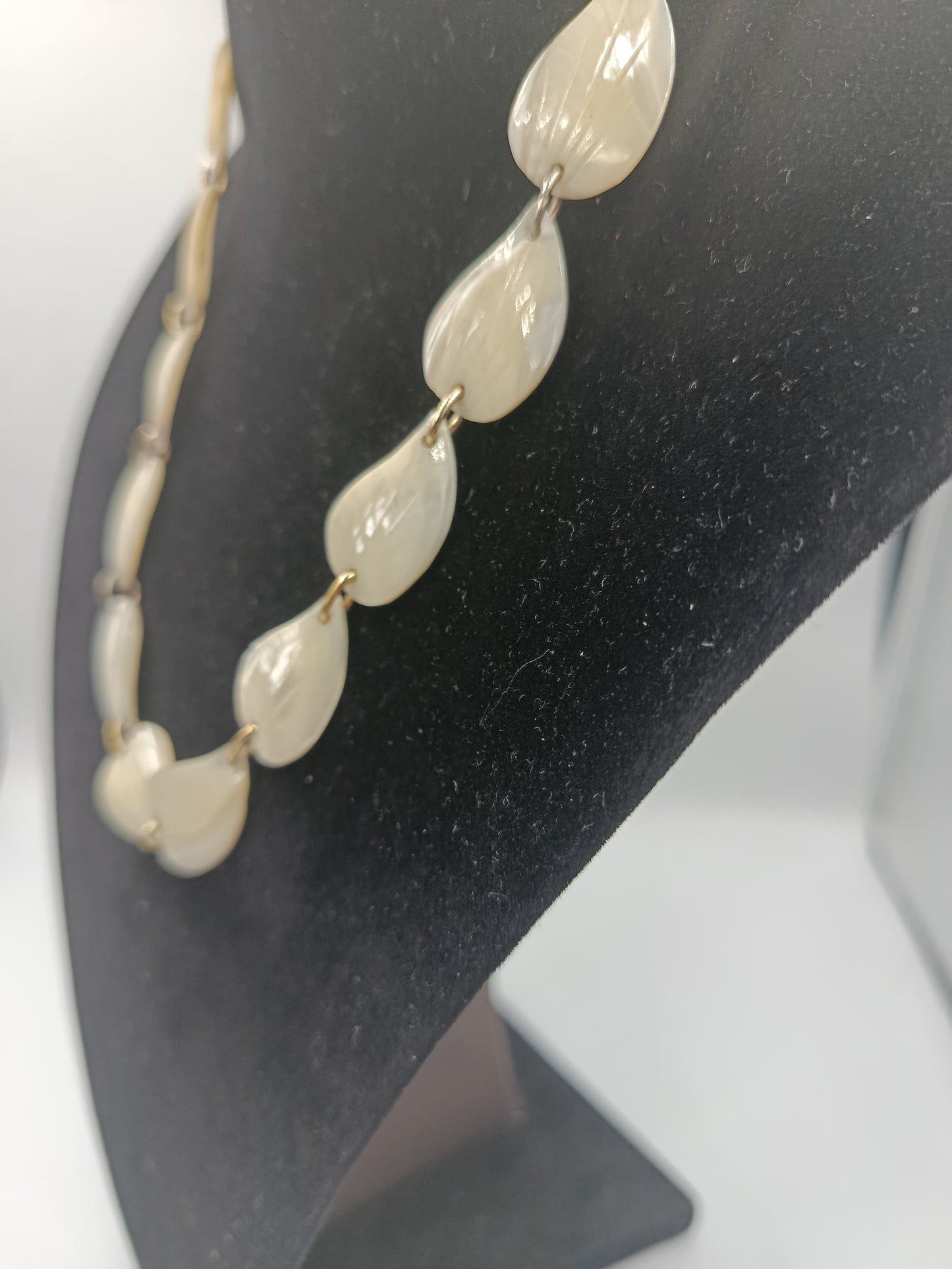 Collier aus Muschelschalen mit goldfarbenem Verschluss