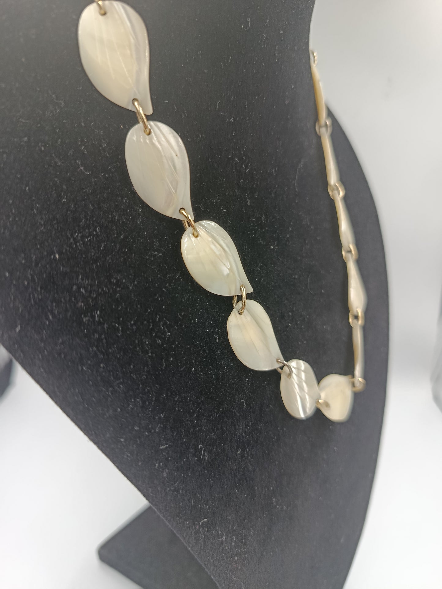 Collier aus Muschelschalen mit goldfarbenem Verschluss