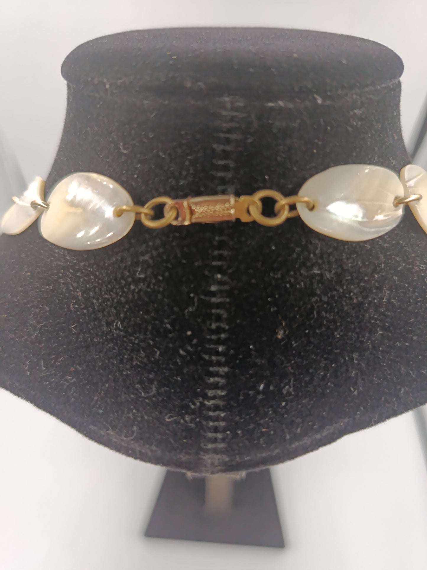 Collier aus Muschelschalen mit goldfarbenem Verschluss