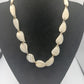 Collier aus Muschelschalen mit goldfarbenem Verschluss