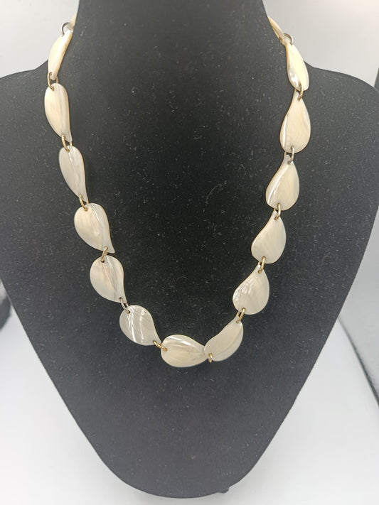 Collier aus Muschelschalen mit goldfarbenem Verschluss