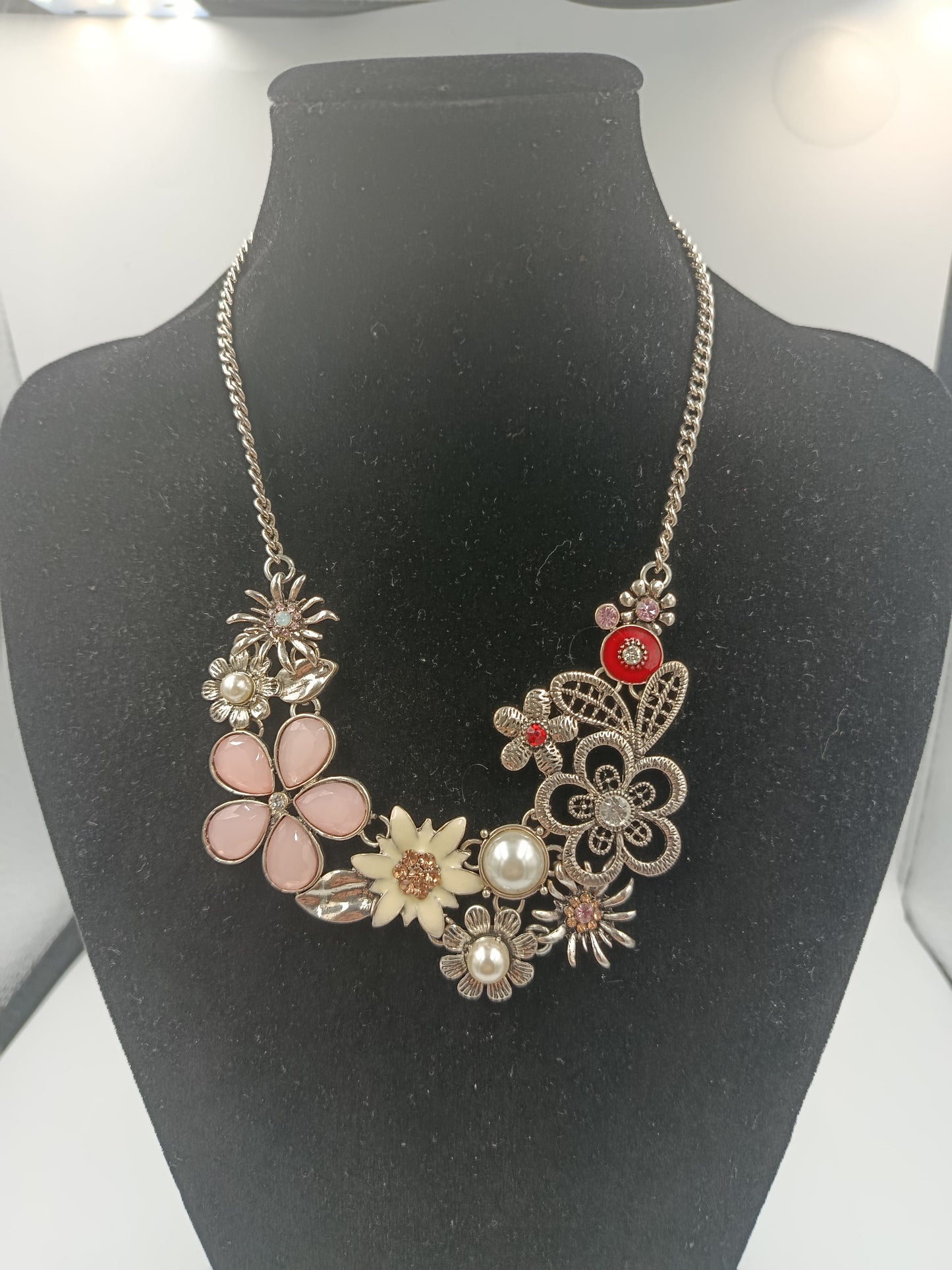 Romantische Statement-Kette mit floralen Verzierungen und Perlen