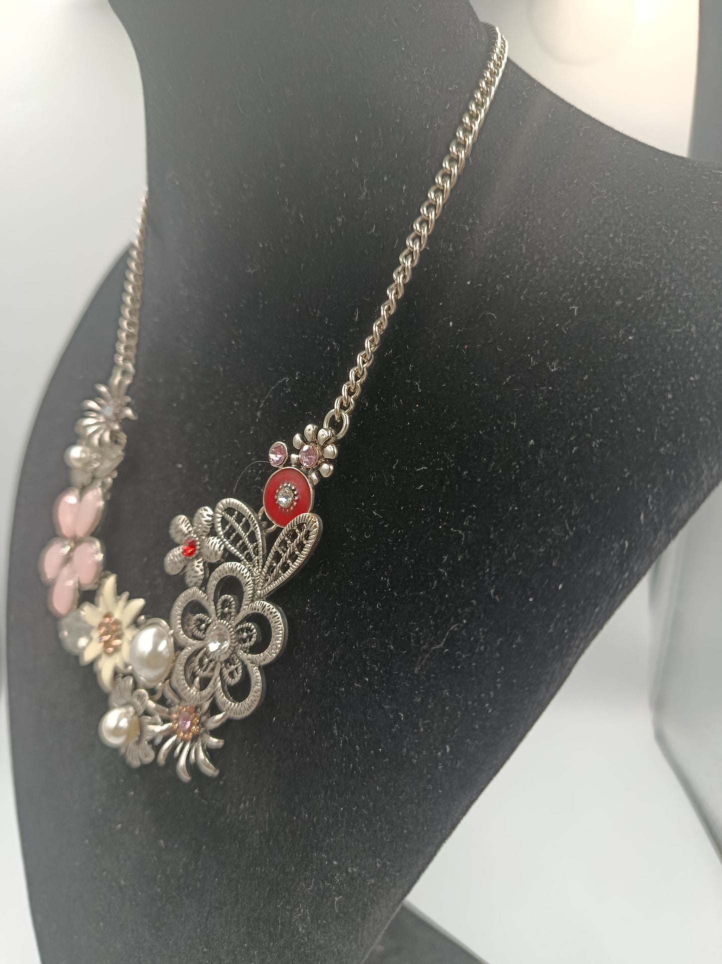 Romantische Statement-Kette mit floralen Verzierungen und Perlen