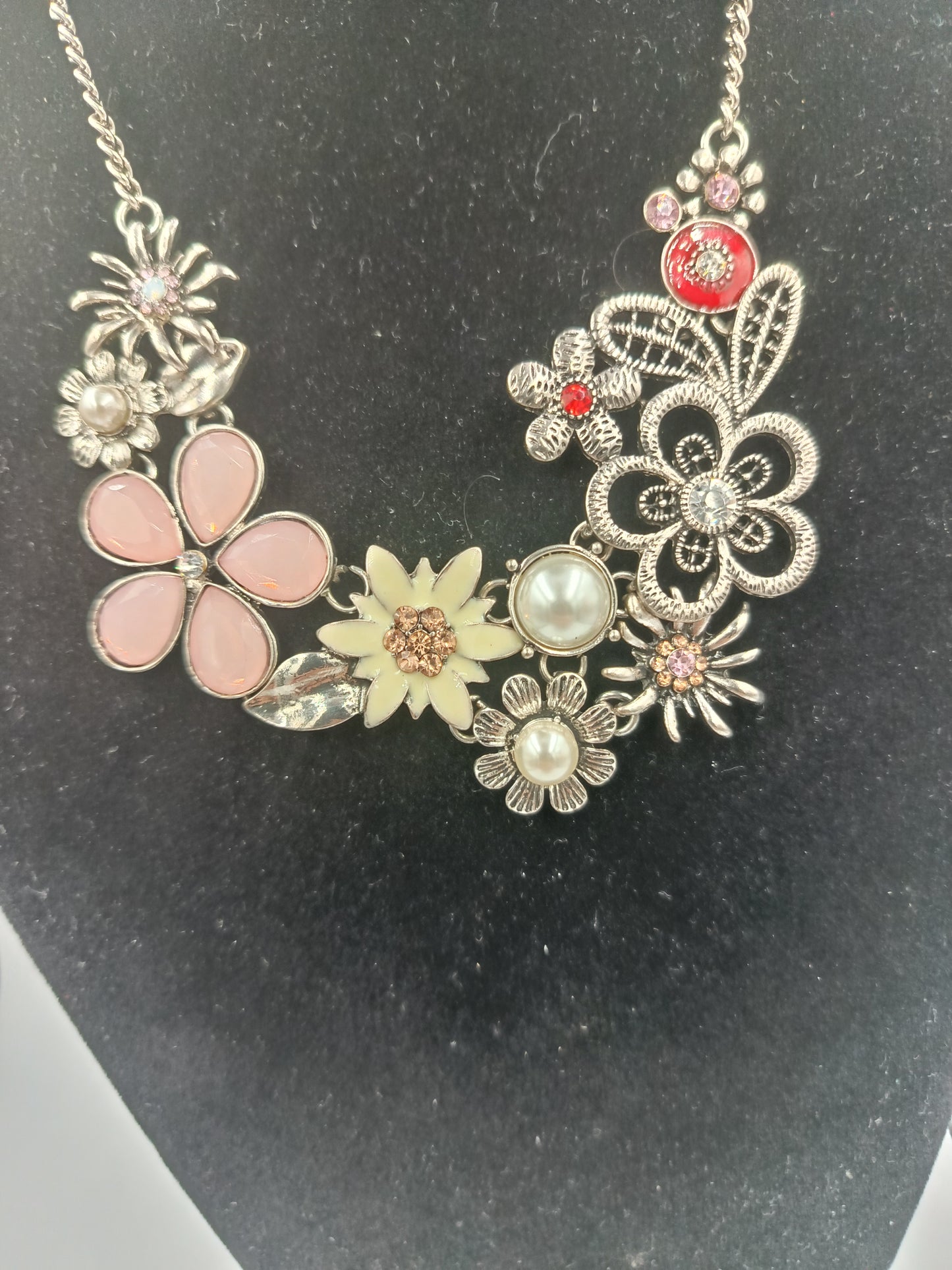 Romantische Statement-Kette mit floralen Verzierungen und Perlen