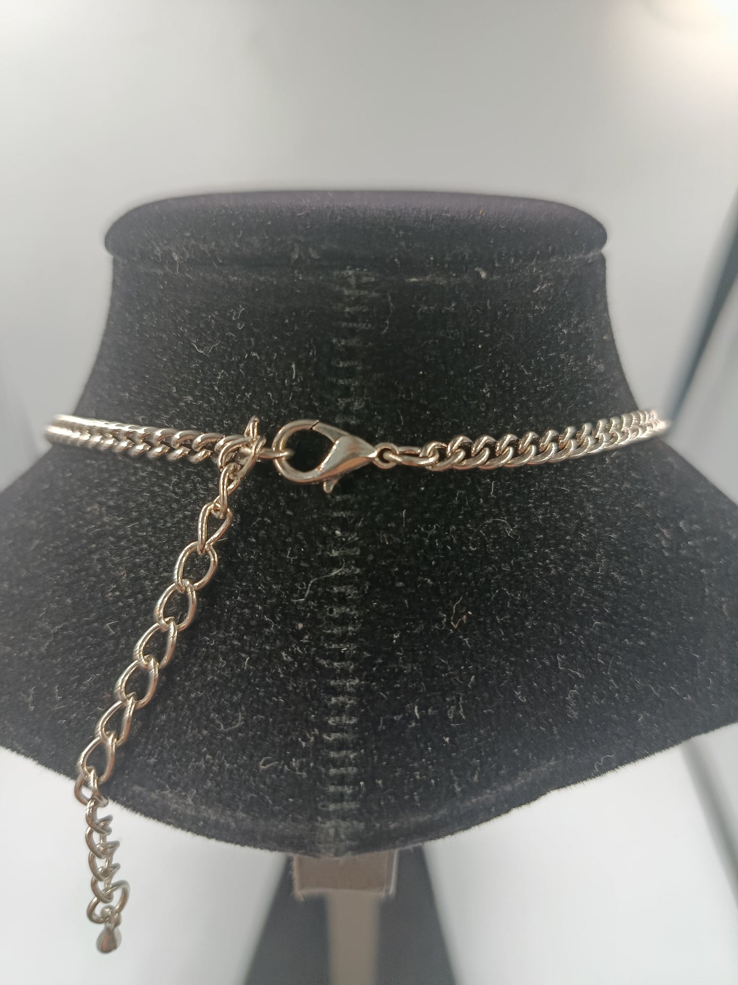 Romantische Statement-Kette mit floralen Verzierungen und Perlen