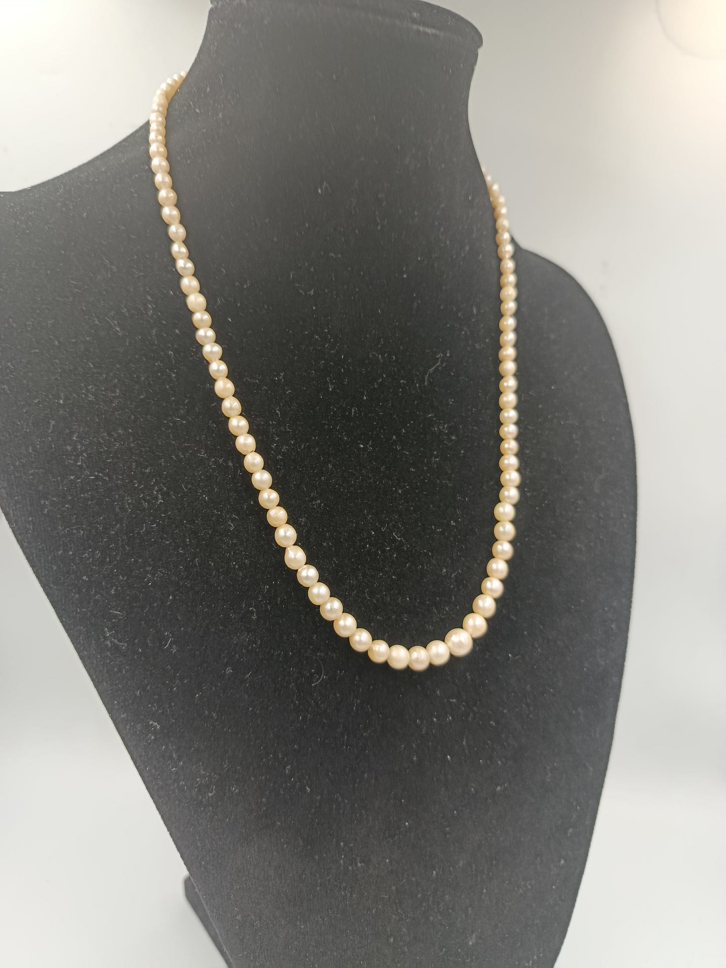 Elegante Vintage-Perlenkette mit filigranem Verschluss