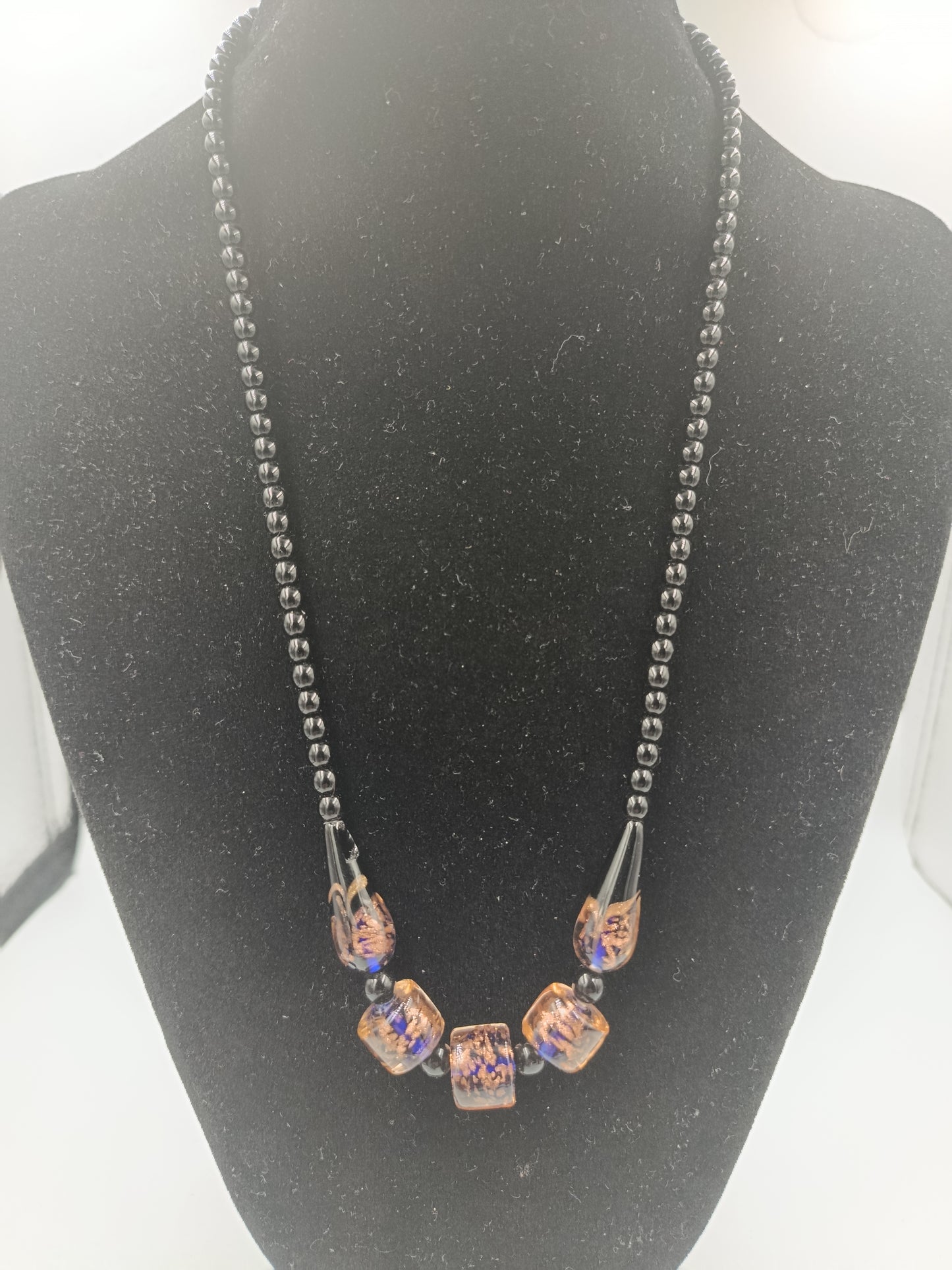 Elegante Vintage-Kette mit schwarzen Perlen und Glasakzenten