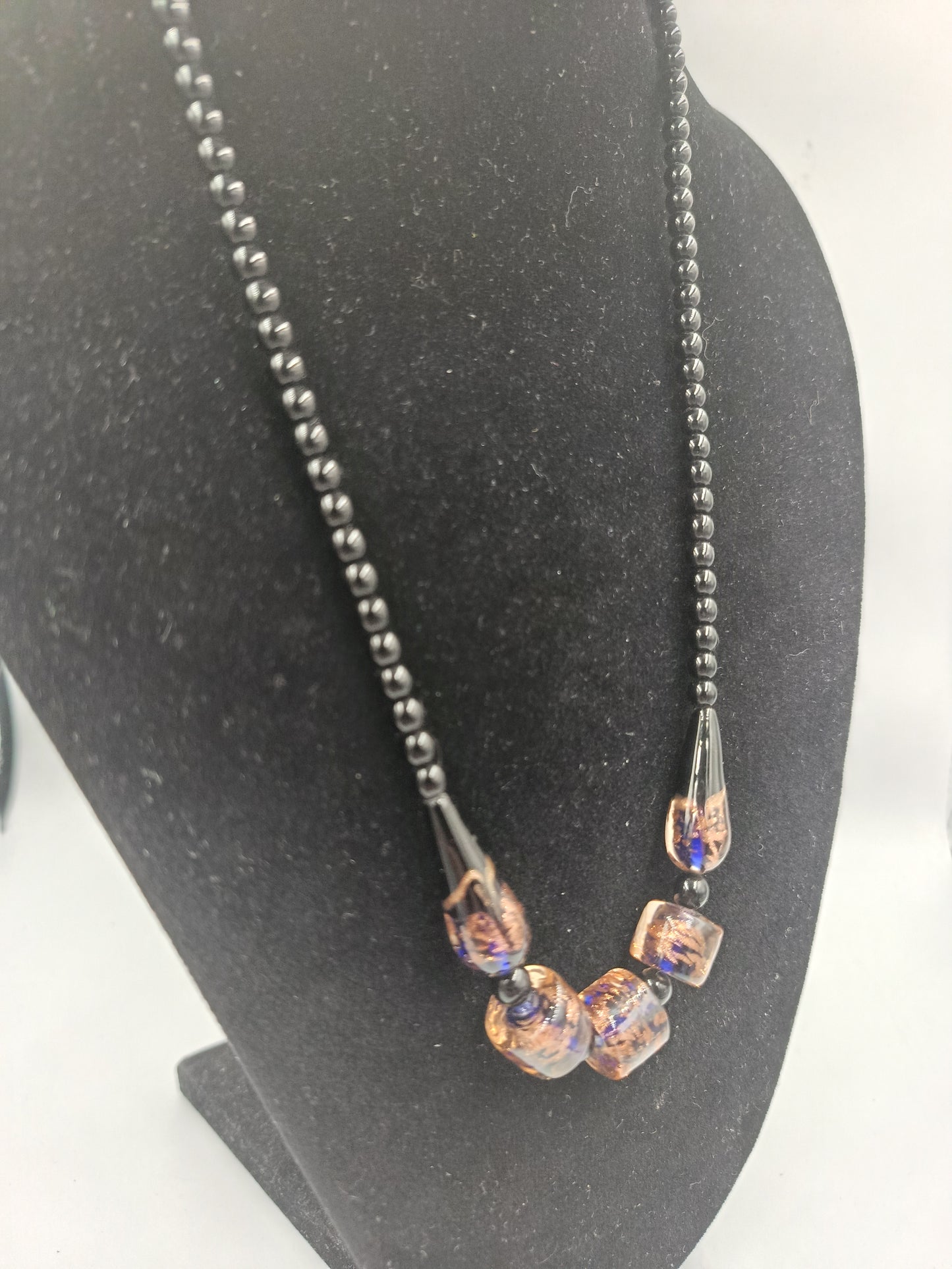 Elegante Vintage-Kette mit schwarzen Perlen und Glasakzenten