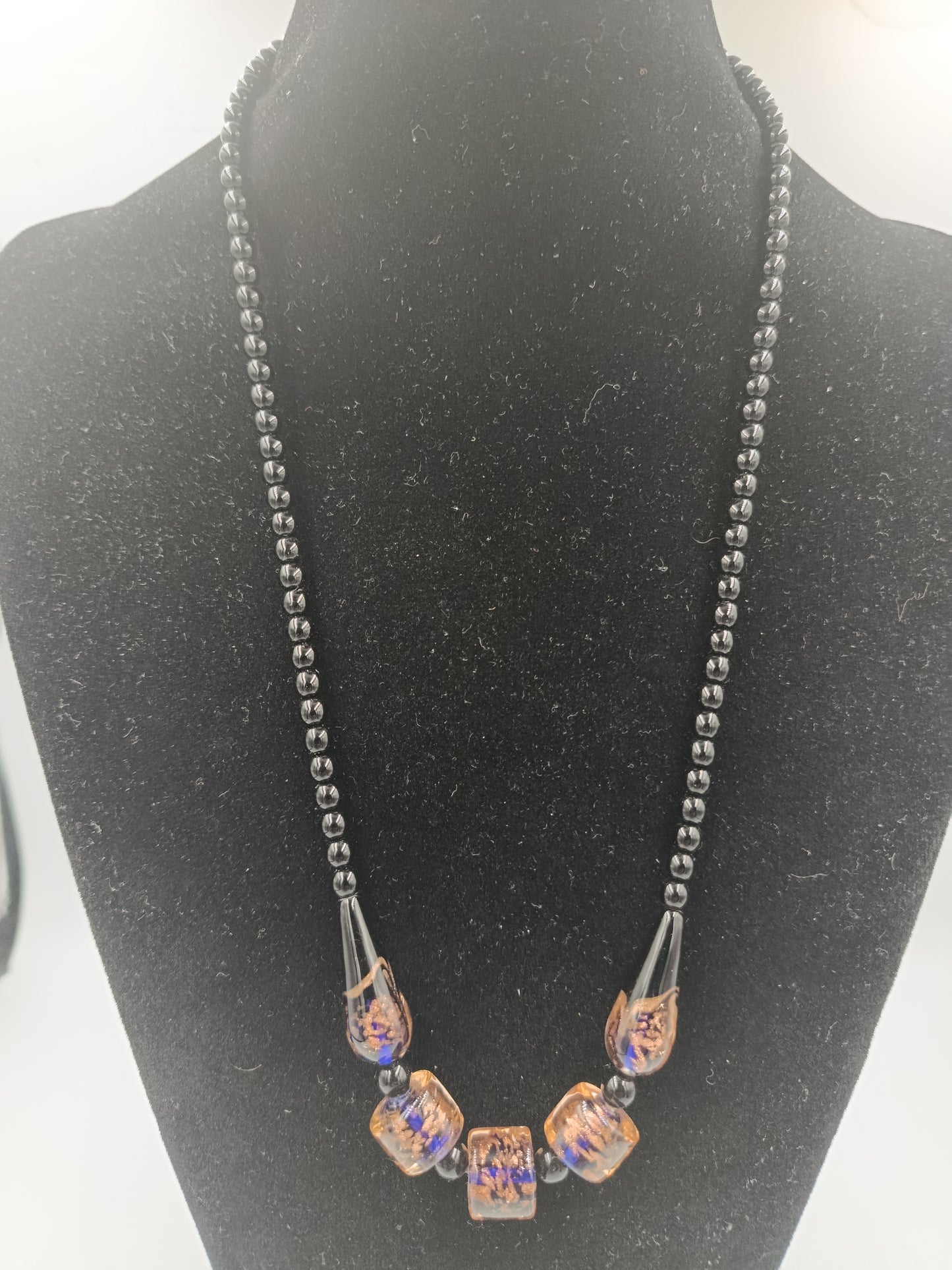 Elegante Vintage-Kette mit schwarzen Perlen und Glasakzenten