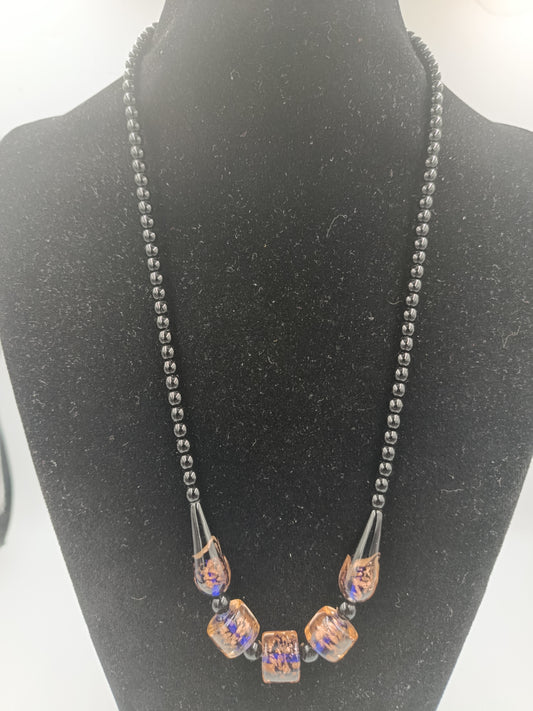 Elegante Vintage-Kette mit schwarzen Perlen und Glasakzenten