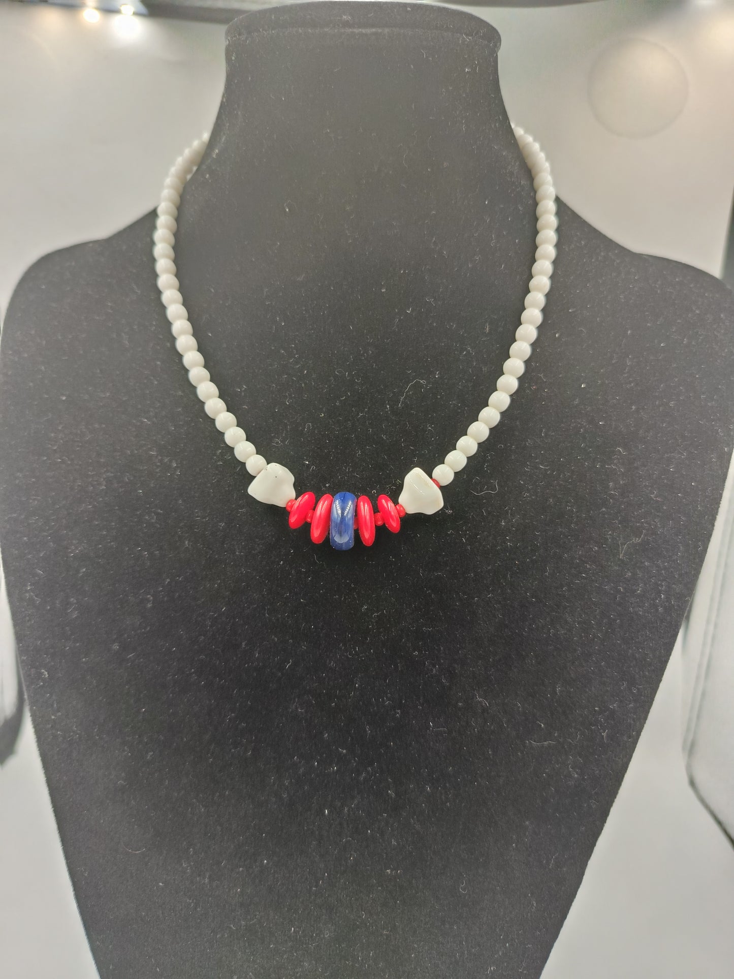 Vintage Perlenkette mit roten und blauen Akzentperlen