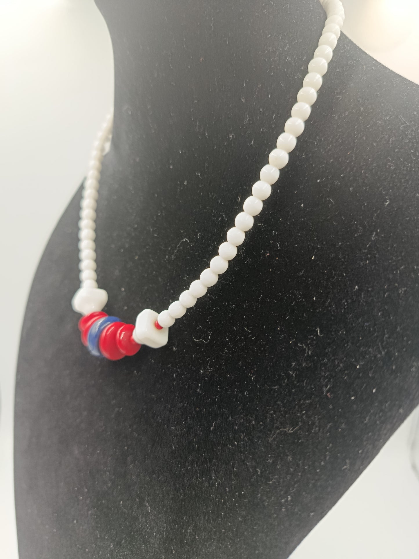 Vintage Perlenkette mit roten und blauen Akzentperlen