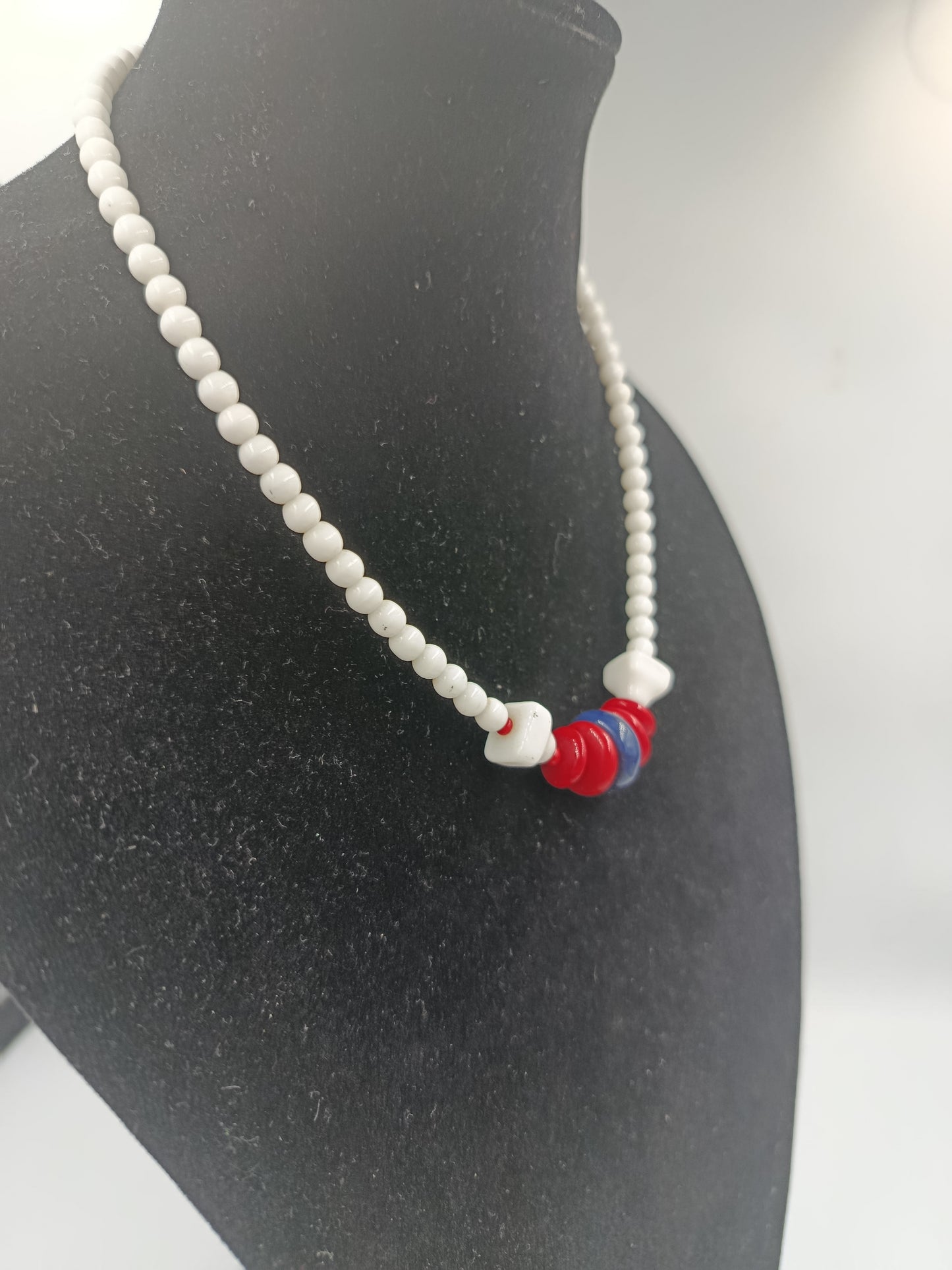 Vintage Perlenkette mit roten und blauen Akzentperlen
