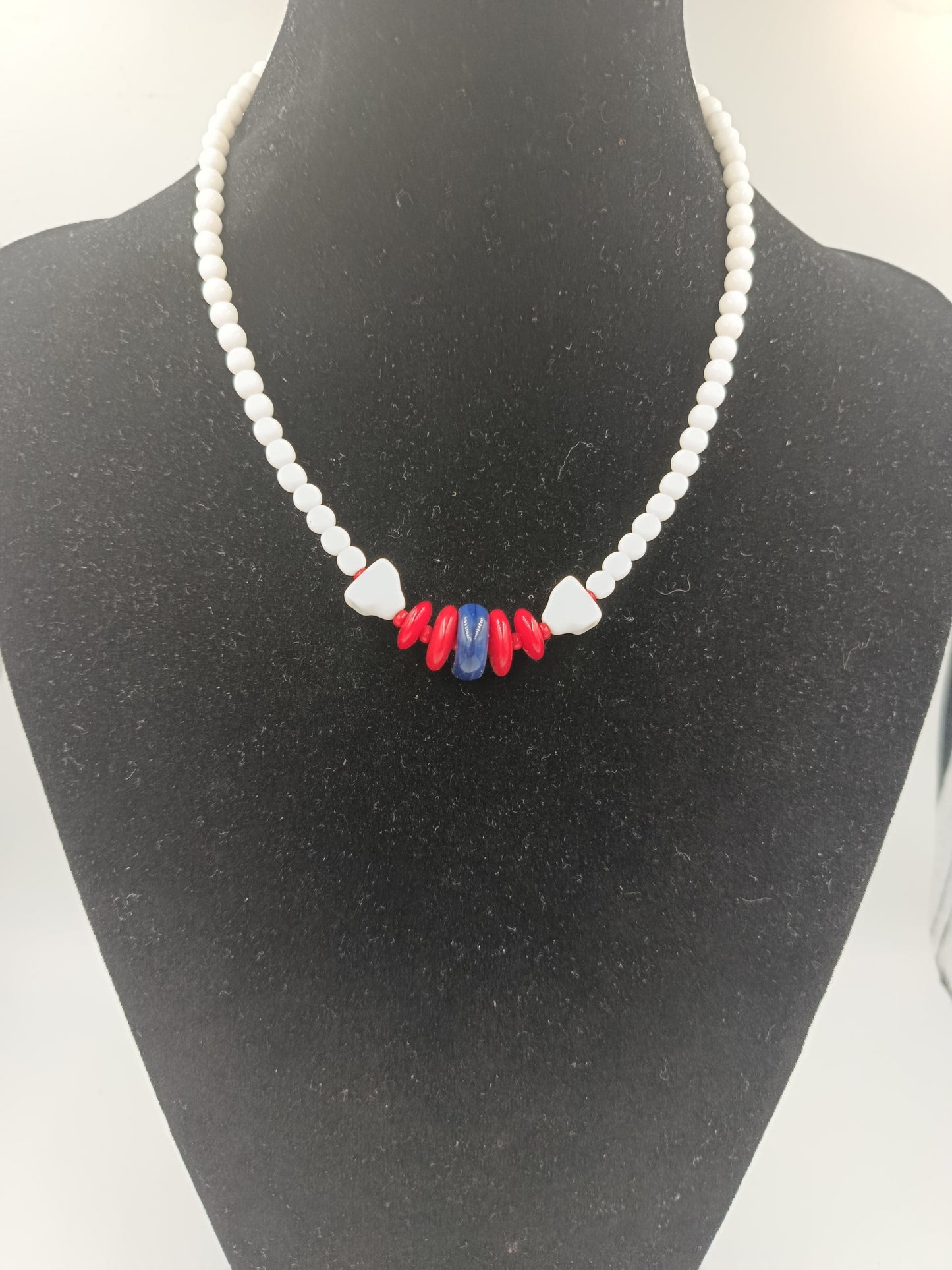 Vintage Perlenkette mit roten und blauen Akzentperlen