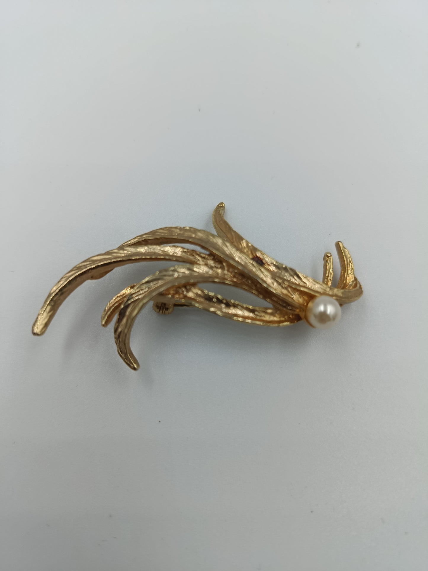Elegante Vintage-Brosche in Goldoptik mit Perle