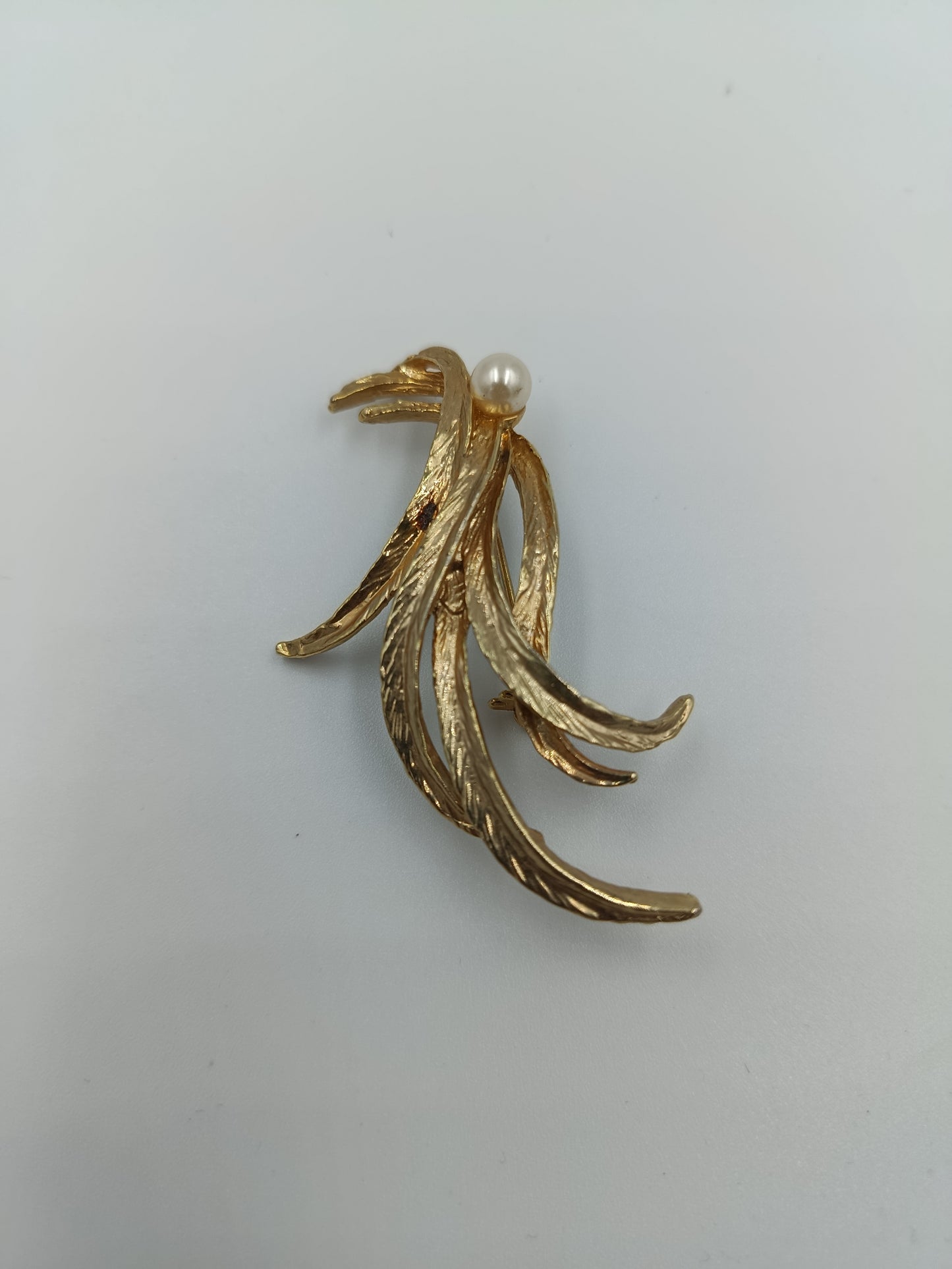Elegante Vintage-Brosche in Goldoptik mit Perle