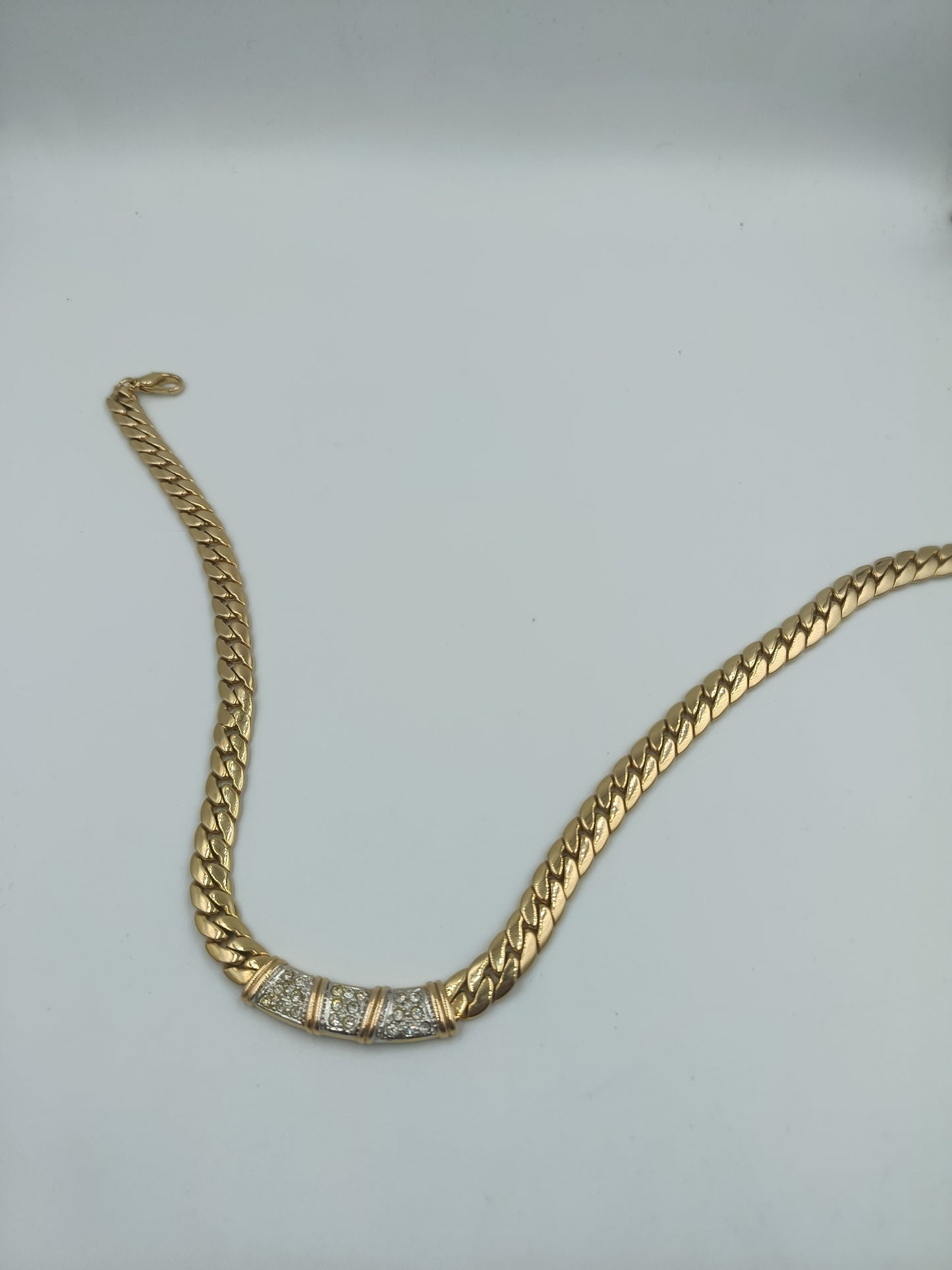 Elegantes Collier im Ketten-Design mit funkelnder Zierapplikation