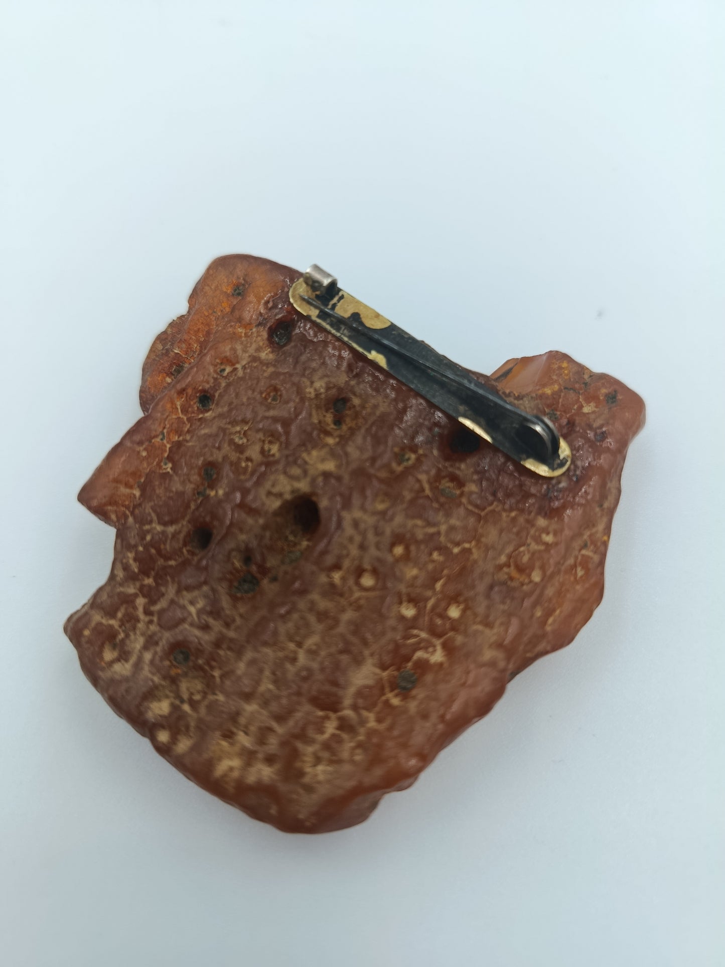 Große Bernstein-Brosche im warmen Orangeton