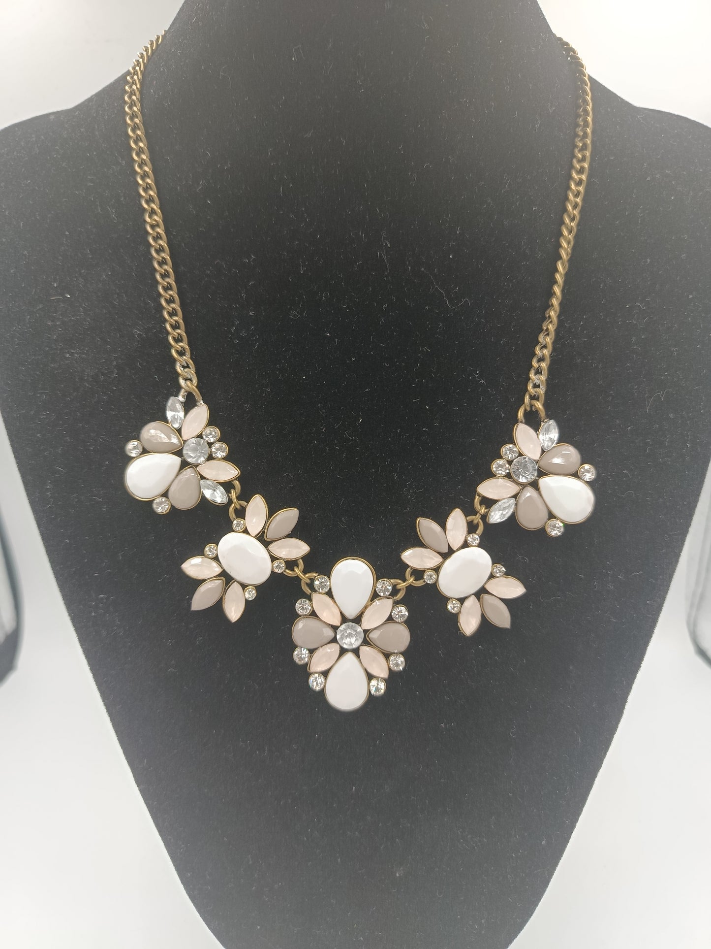 Verspielte Statement-Kette mit Blüten-Design