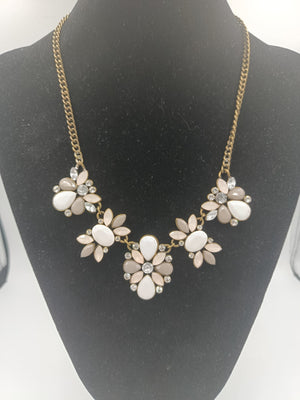 Verspielte Statement-Kette mit Blüten-Design