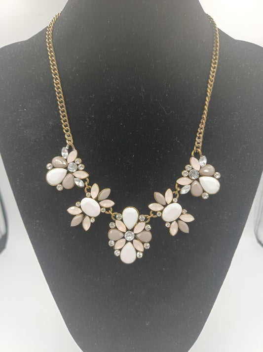 Verspielte Statement-Kette mit Blüten-Design