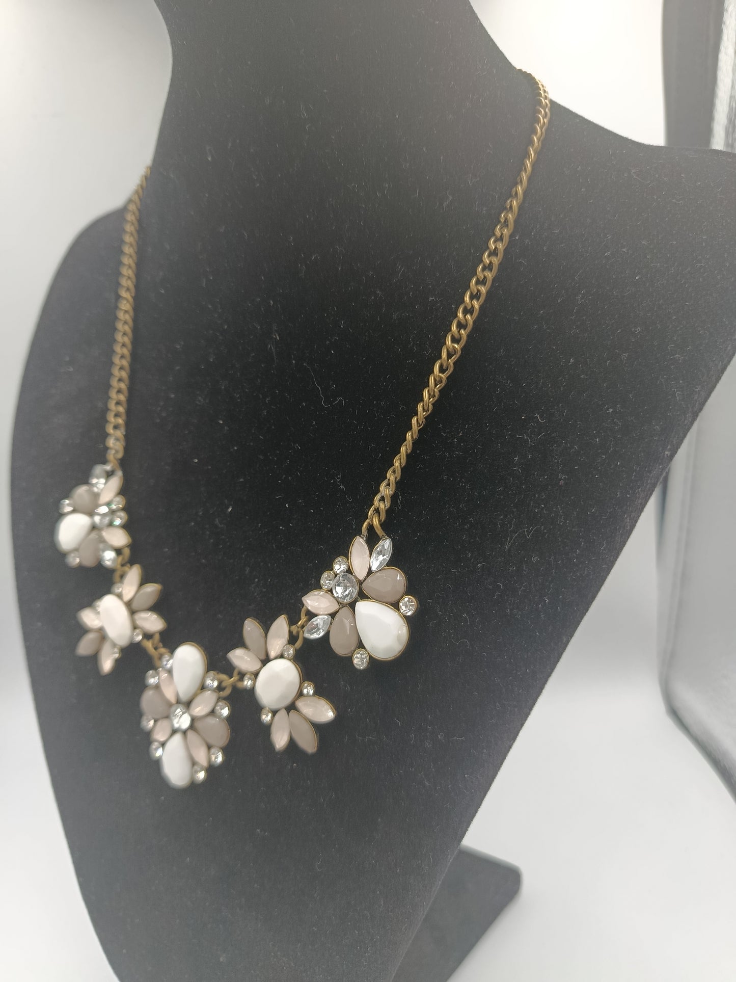 Verspielte Statement-Kette mit Blüten-Design