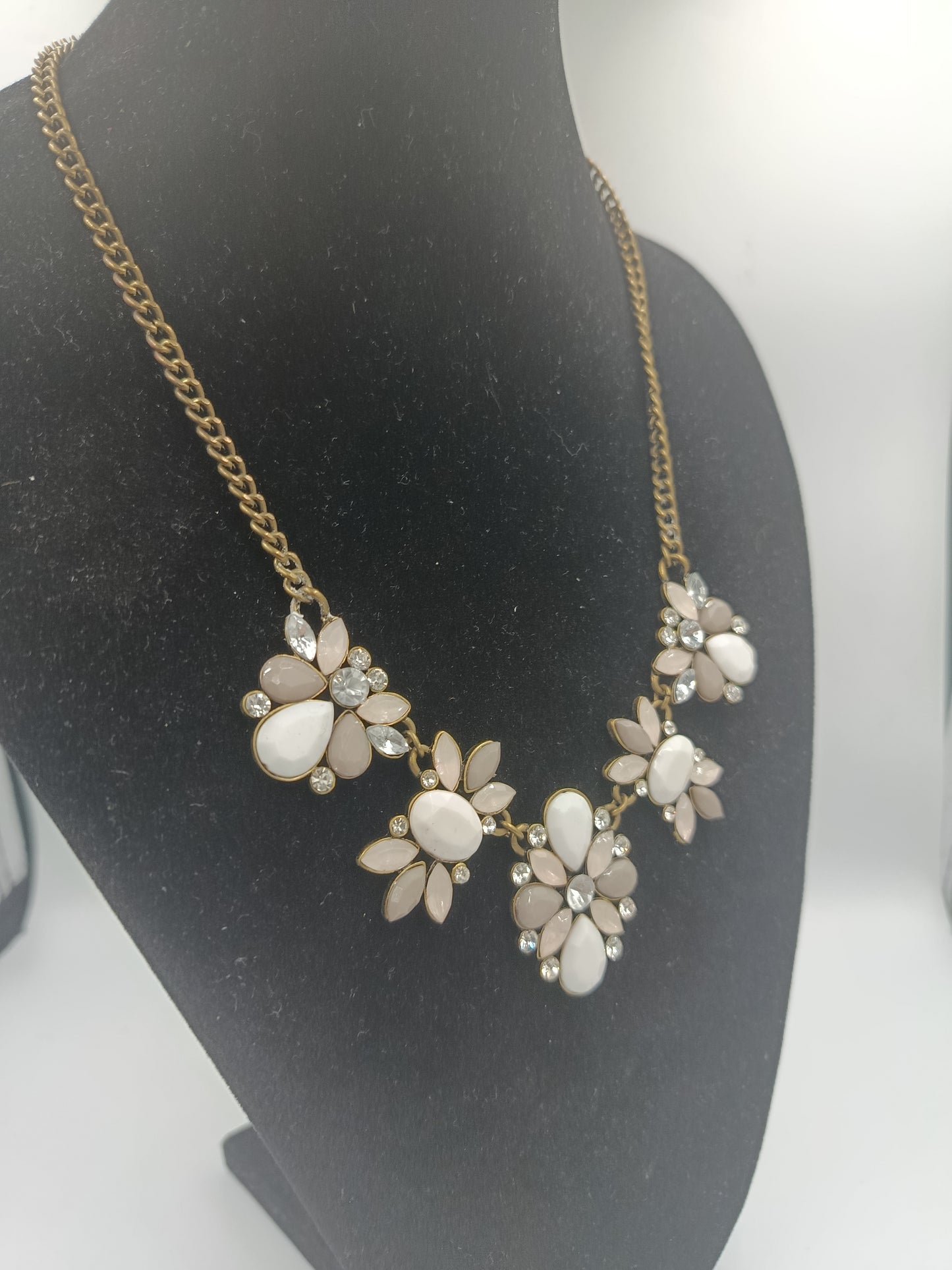 Verspielte Statement-Kette mit Blüten-Design