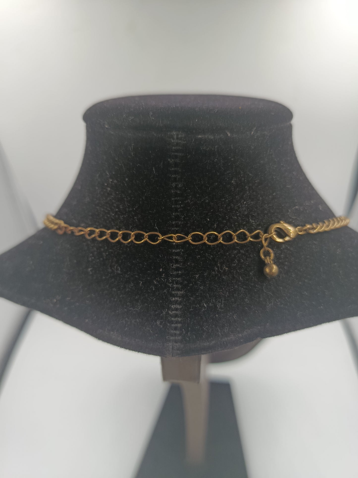 Verspielte Statement-Kette mit Blüten-Design