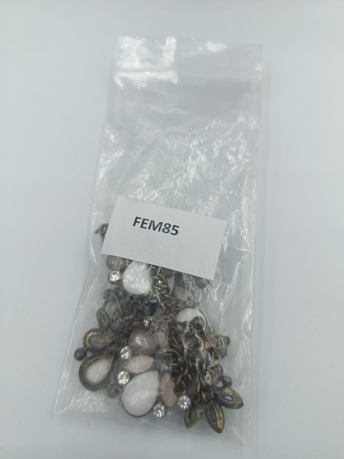 Verspielte Statement-Kette mit Blüten-Design