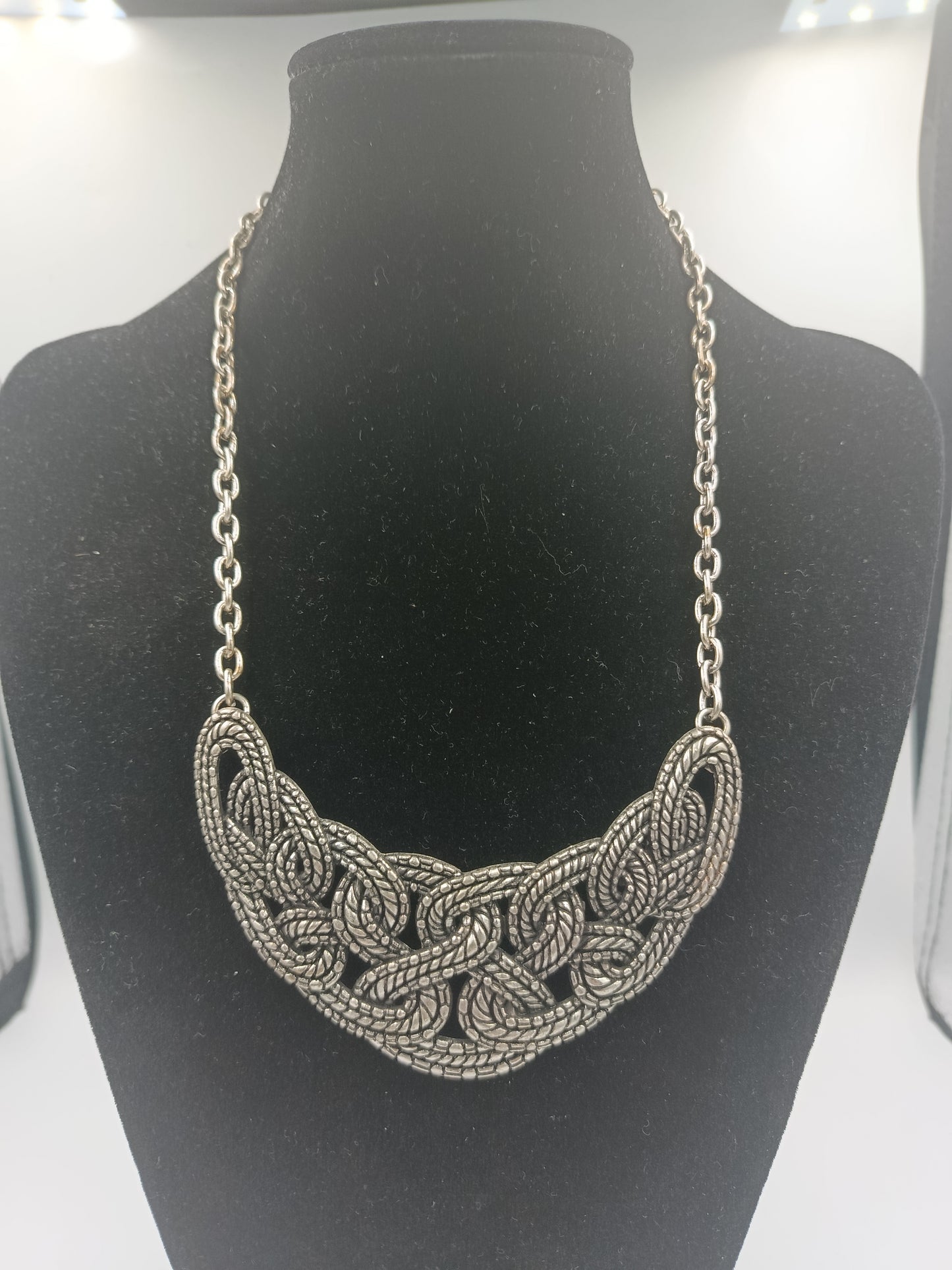 Statement-Kette mit kunstvollem Flecht-Design