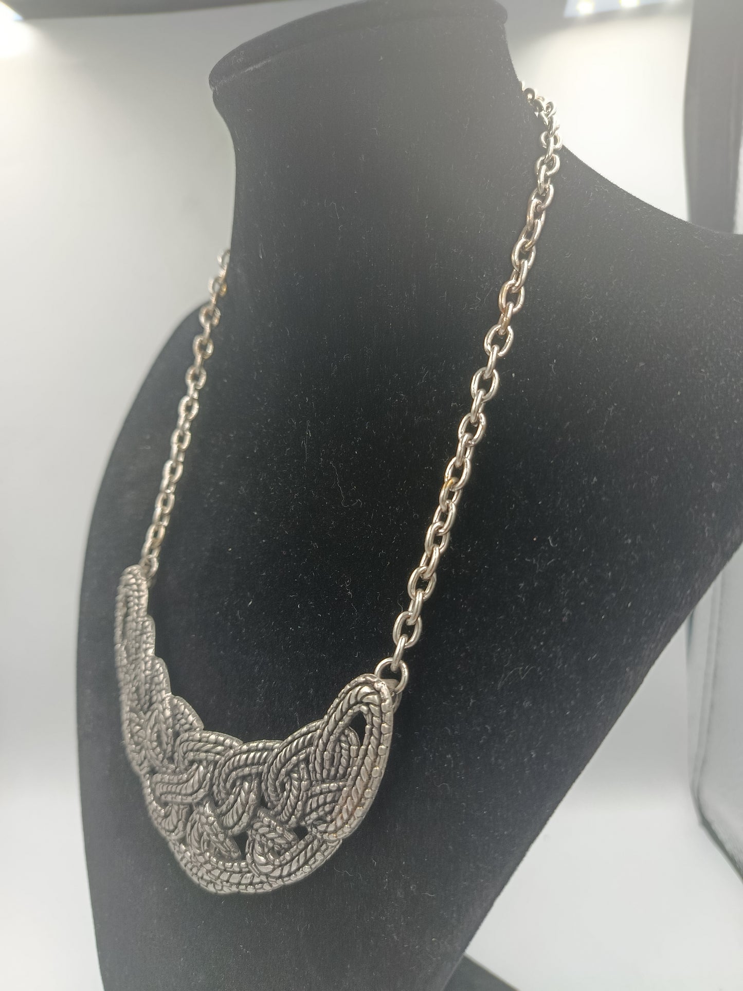 Statement-Kette mit kunstvollem Flecht-Design