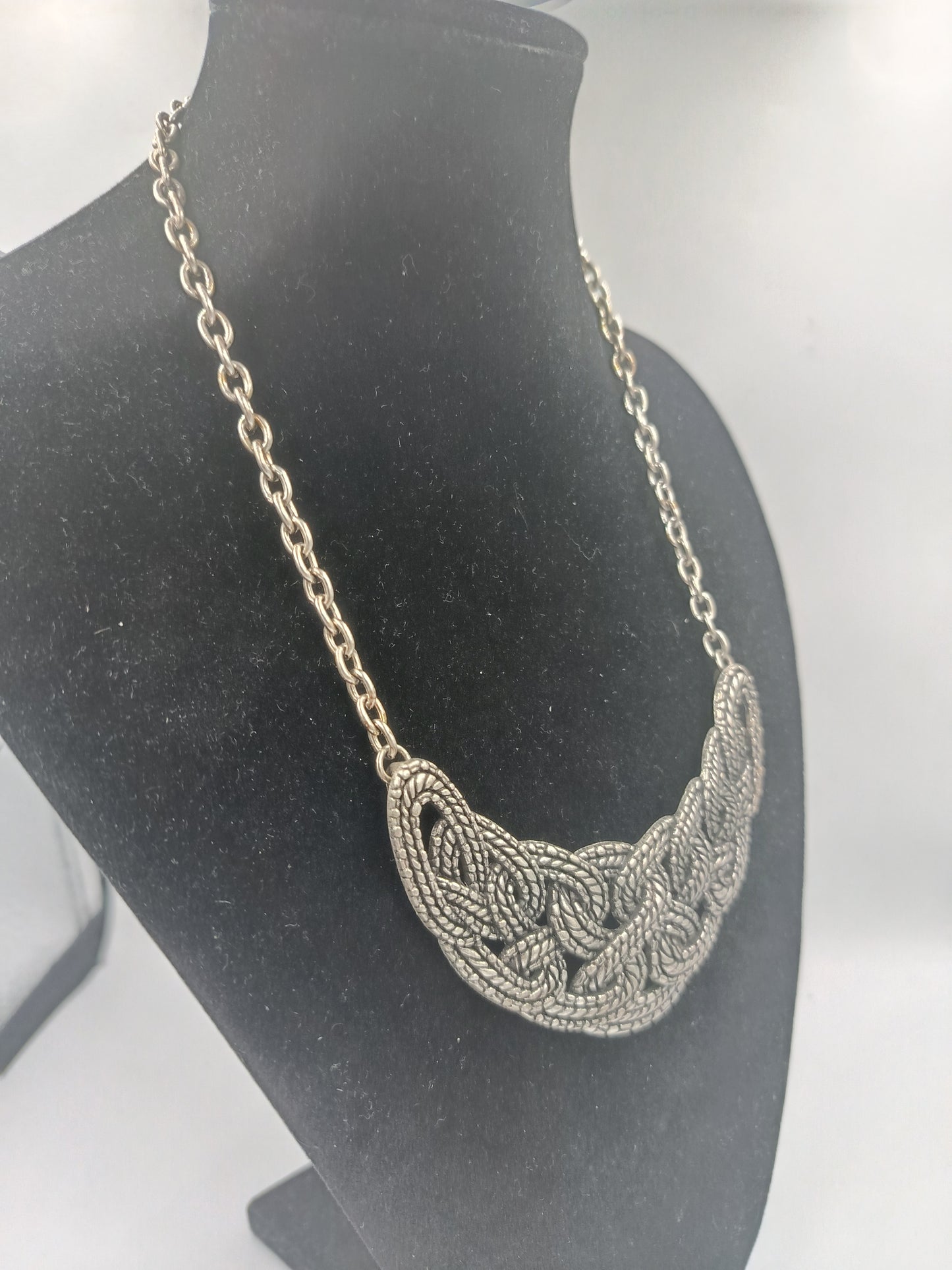 Statement-Kette mit kunstvollem Flecht-Design