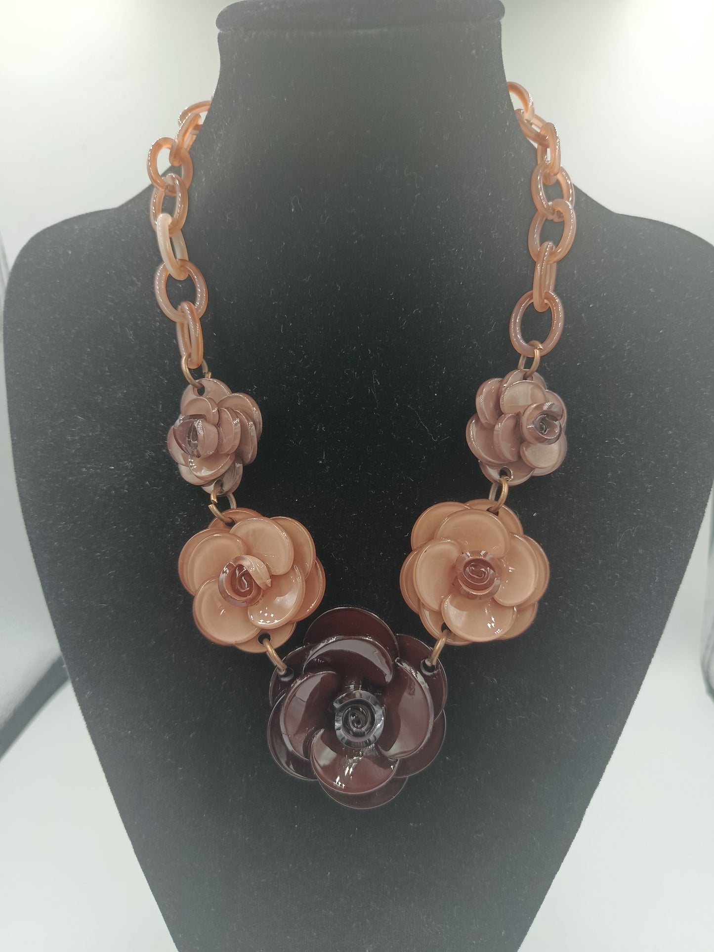 Modische Statement-Kette mit Blüten aus Acryl