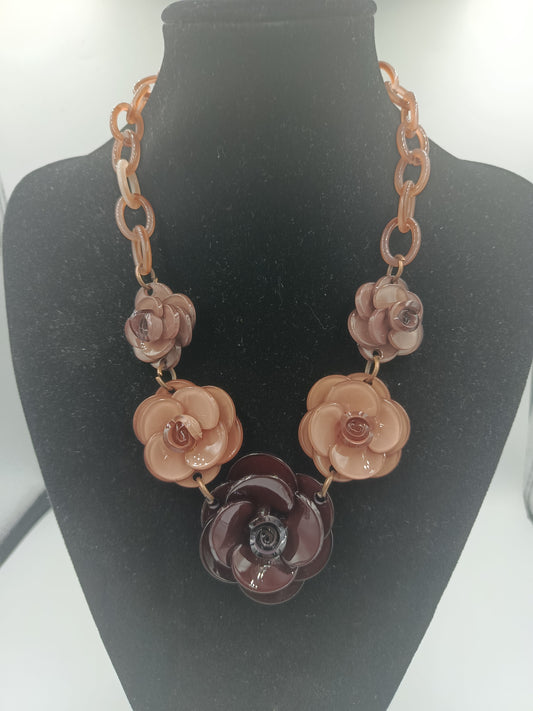 Modische Statement-Kette mit Blüten aus Acryl