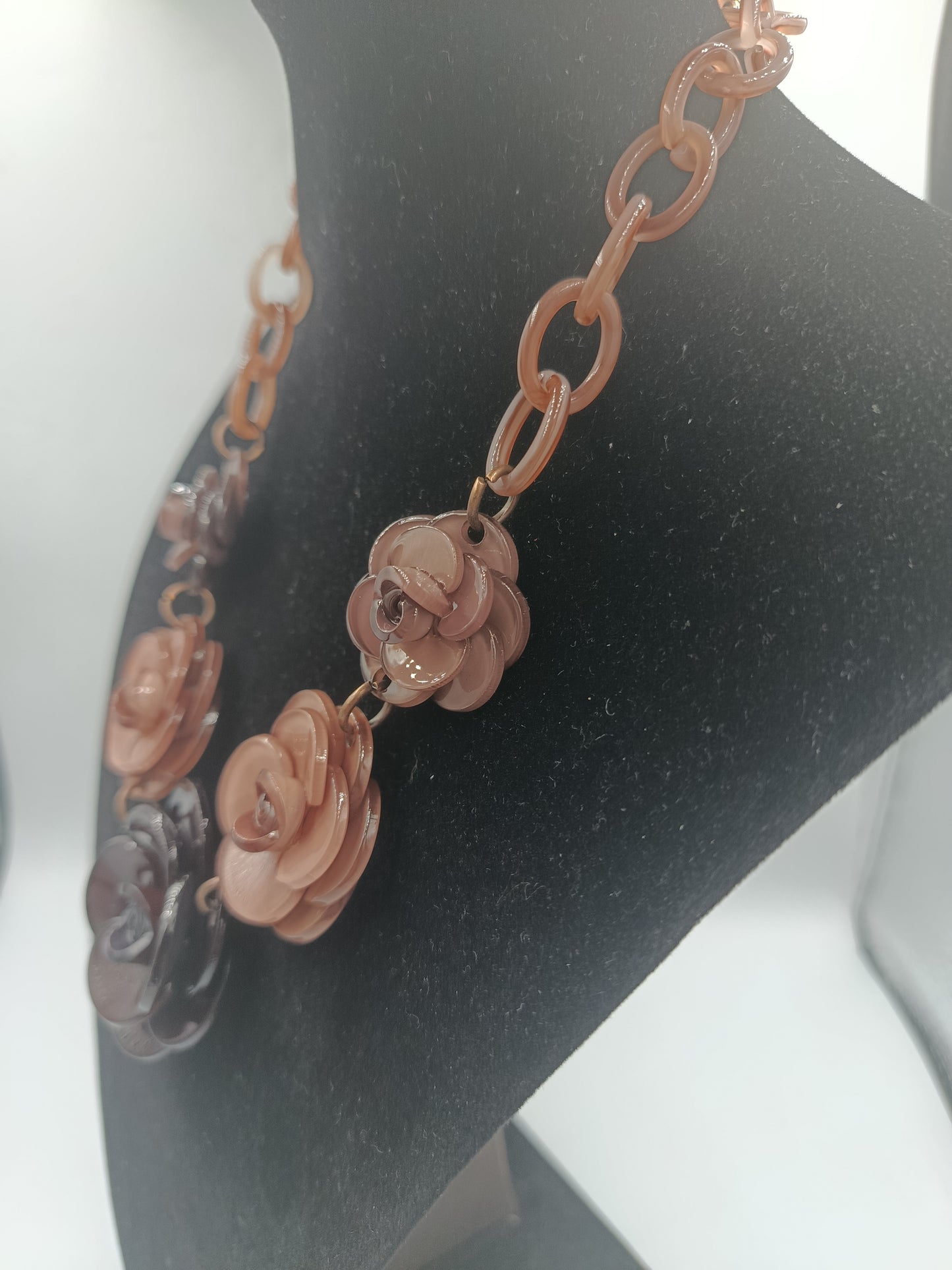 Modische Statement-Kette mit Blüten aus Acryl