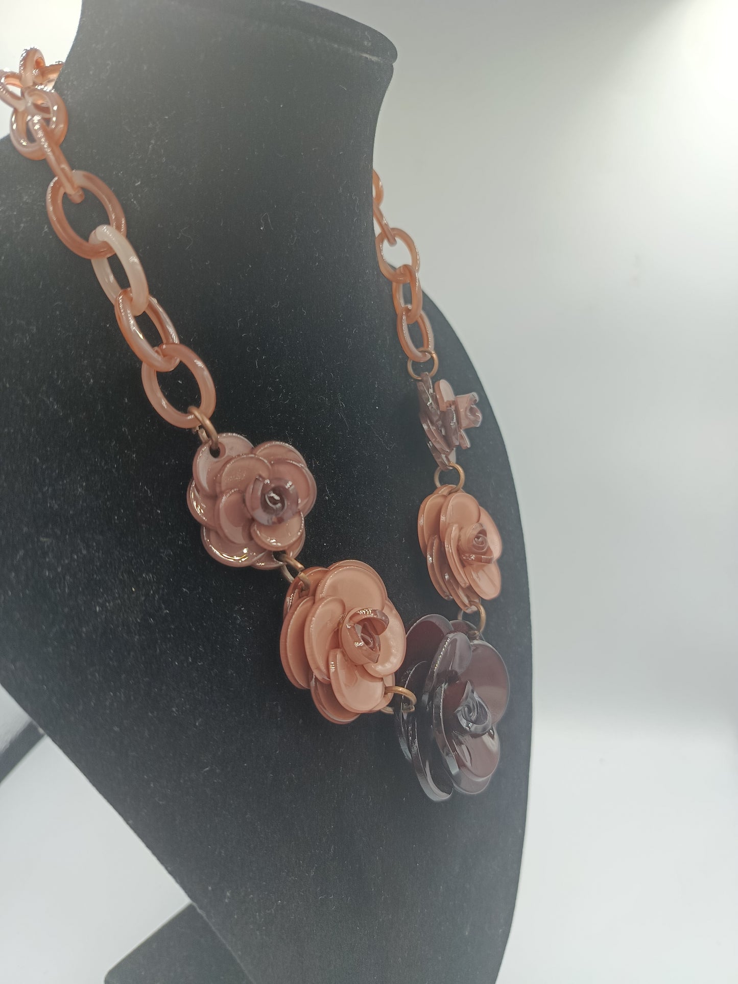 Modische Statement-Kette mit Blüten aus Acryl