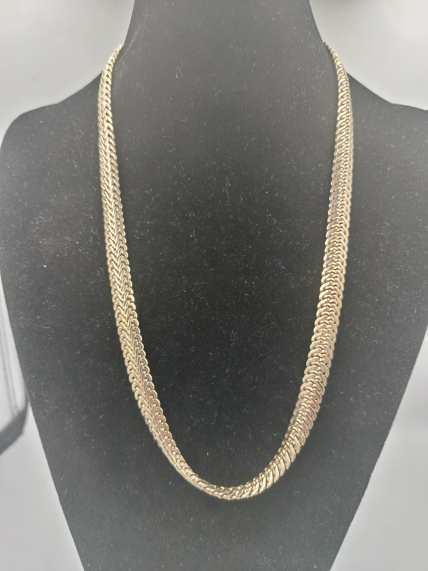 Elegante goldfarbene Panzerkette